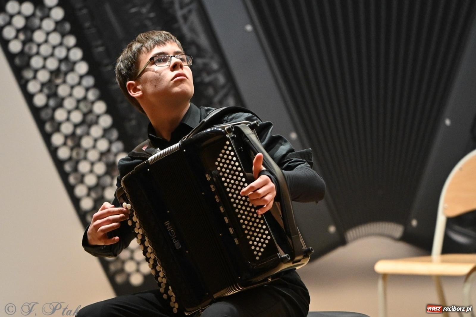 Zdjęcie w galerii na portalu naszraciborz.pl: Laureaci XXVII Konkursu Akordeonowego im. H. Malona zaprezentowali swój talent [FOTO i WIDEO] wiadomości z regionu