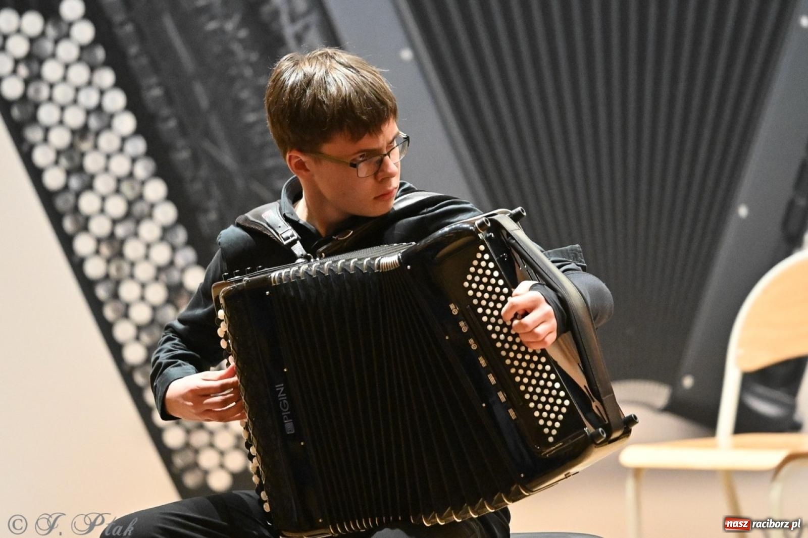 Zdjęcie w galerii na portalu naszraciborz.pl: Laureaci XXVII Konkursu Akordeonowego im. H. Malona zaprezentowali swój talent [FOTO i WIDEO] wiadomości z regionu