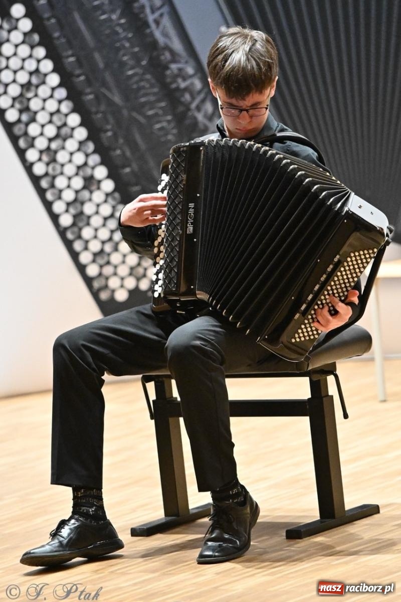 Zdjęcie w galerii na portalu naszraciborz.pl: Laureaci XXVII Konkursu Akordeonowego im. H. Malona zaprezentowali swój talent [FOTO i WIDEO] wiadomości z regionu