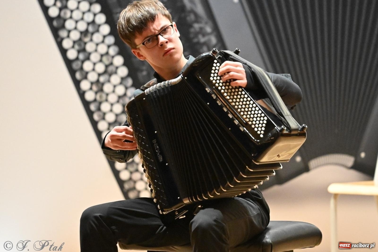 Zdjęcie w galerii na portalu naszraciborz.pl: Laureaci XXVII Konkursu Akordeonowego im. H. Malona zaprezentowali swój talent [FOTO i WIDEO] wiadomości z regionu