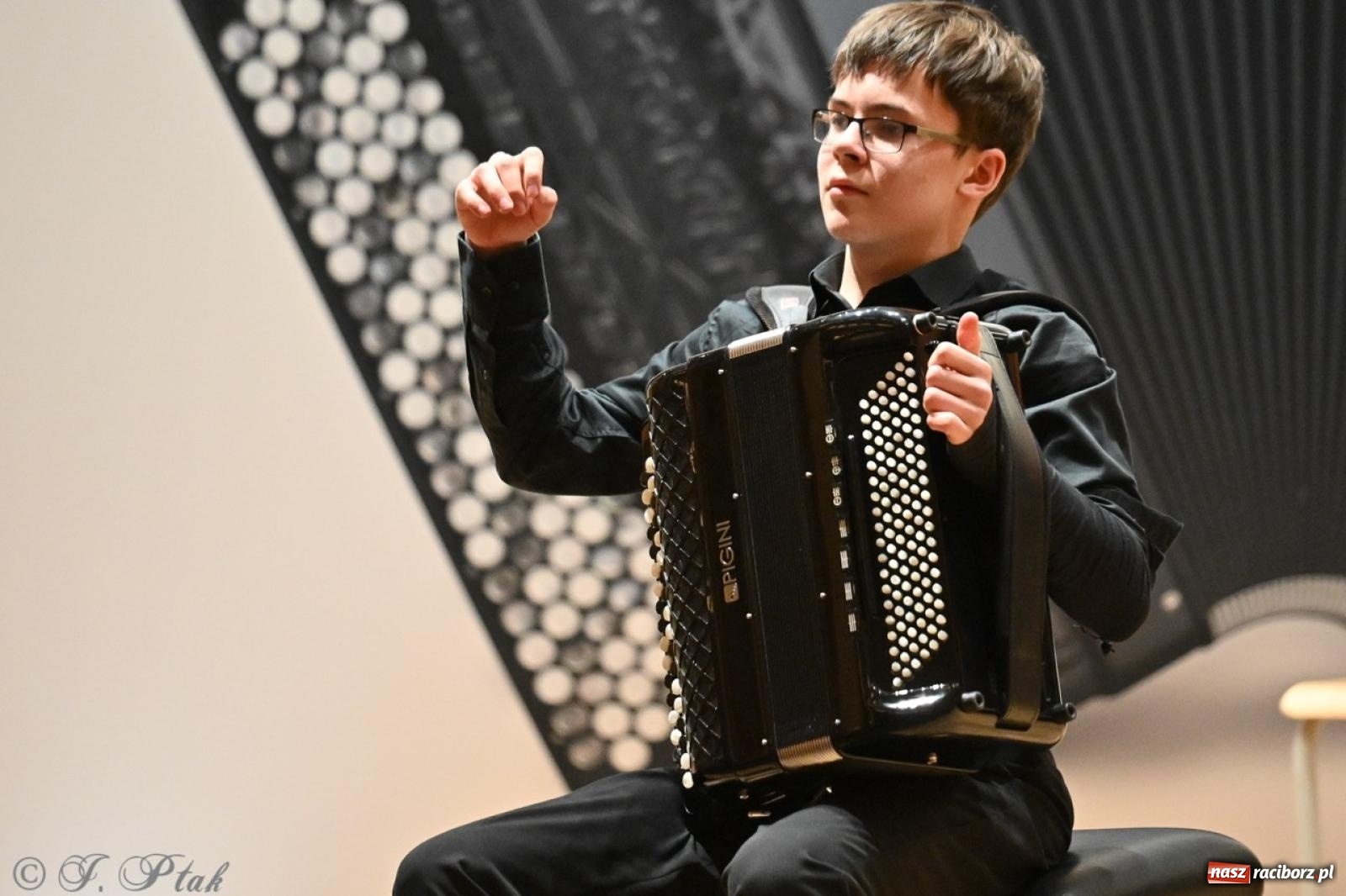 Zdjęcie w galerii na portalu naszraciborz.pl: Laureaci XXVII Konkursu Akordeonowego im. H. Malona zaprezentowali swój talent [FOTO i WIDEO] wiadomości z regionu