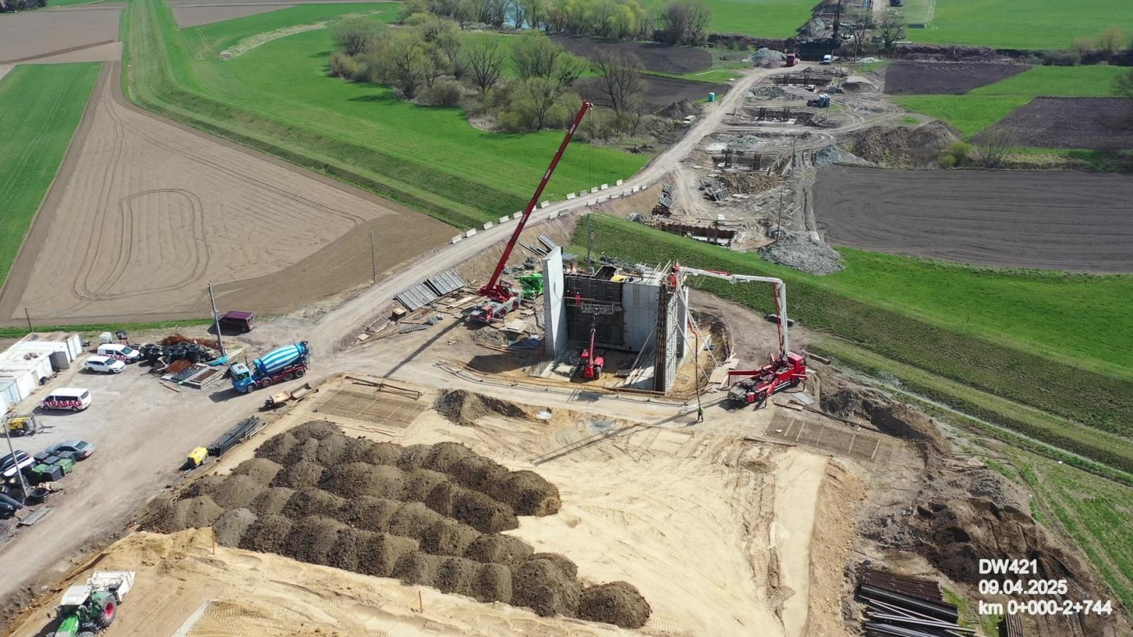 Zdjęcie w galerii na portalu naszraciborz.pl: Nowy most na Odrze coraz bliżej. Inwestycja za ponad 300 milionów złotych połączy gminy Nędza i Rudnik [ZDJĘCIA Z PLACU BUDOWY, MAPA] wiadomości z regionu