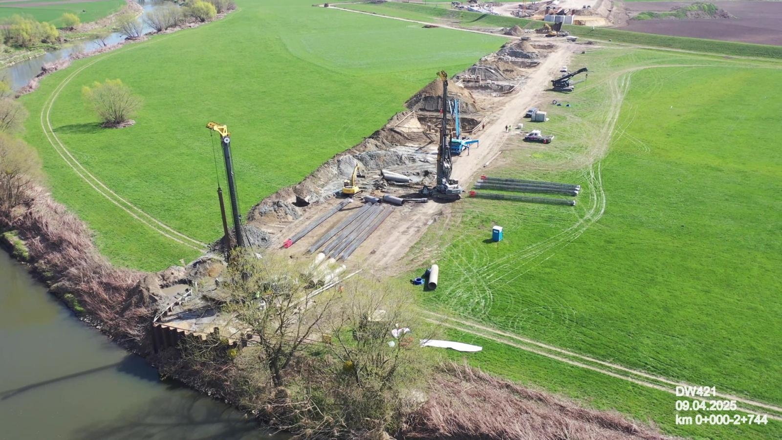 Zdjęcie w galerii na portalu naszraciborz.pl: Nowy most na Odrze coraz bliżej. Inwestycja za ponad 300 milionów złotych połączy gminy Nędza i Rudnik [ZDJĘCIA Z PLACU BUDOWY, MAPA] wiadomości z regionu