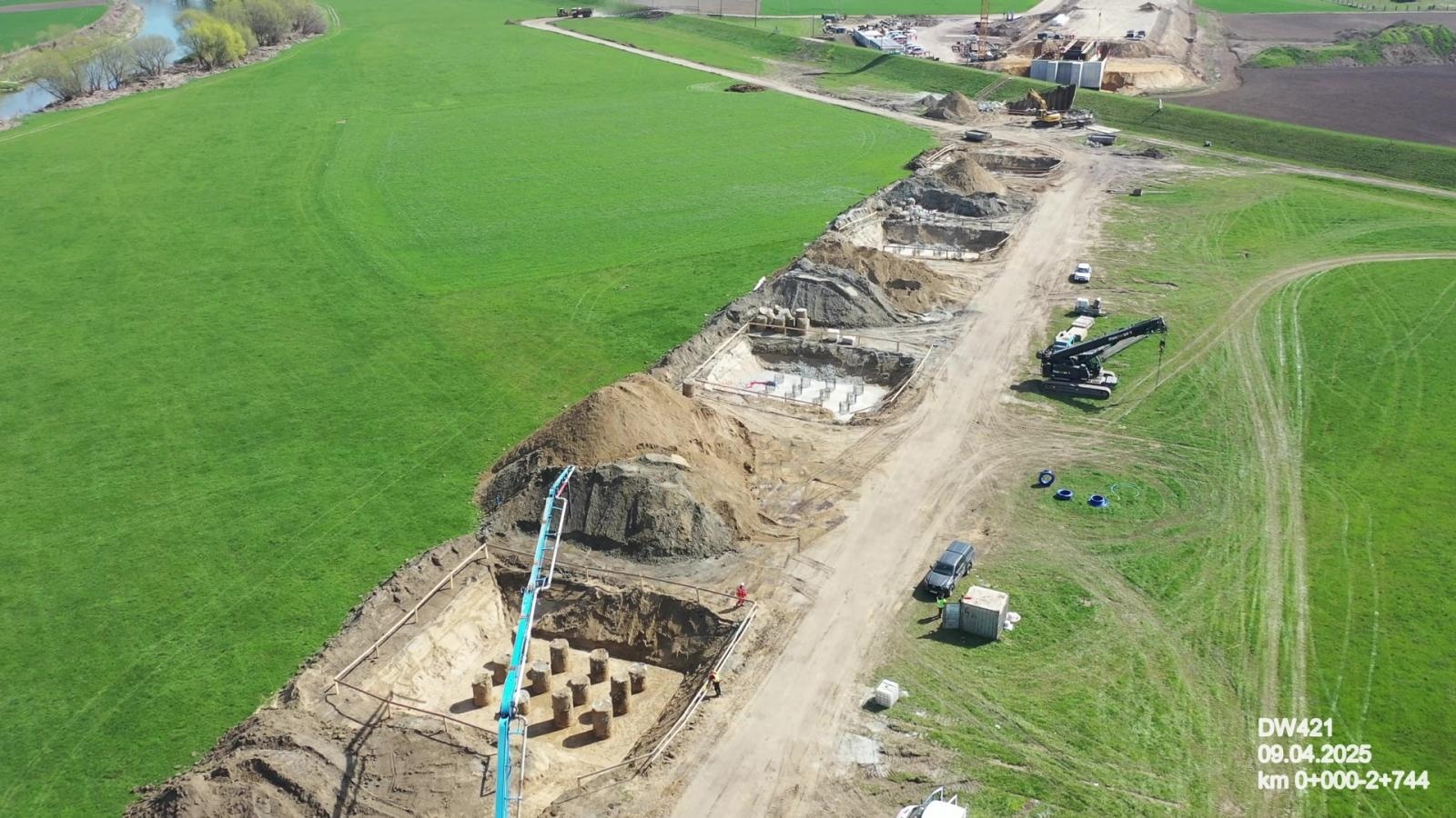 Zdjęcie w galerii na portalu naszraciborz.pl: Nowy most na Odrze coraz bliżej. Inwestycja za ponad 300 milionów złotych połączy gminy Nędza i Rudnik [ZDJĘCIA Z PLACU BUDOWY, MAPA] wiadomości z regionu