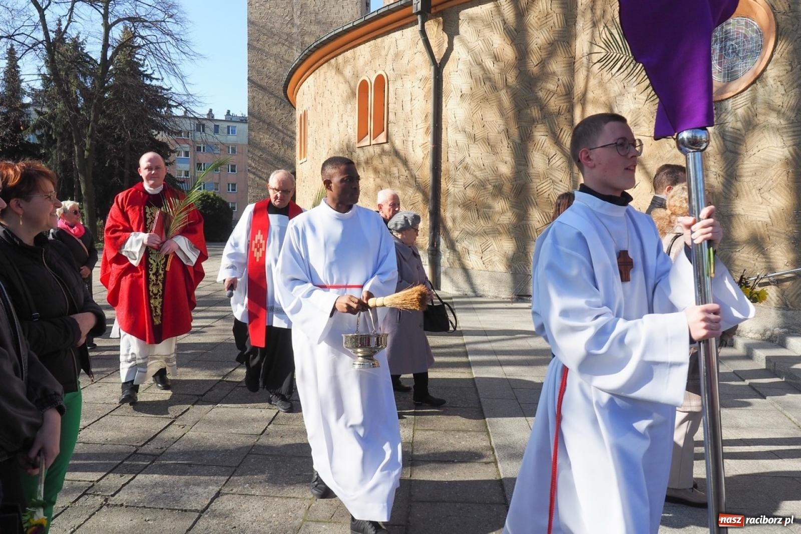 Zdjęcie w galerii na portalu naszraciborz.pl: Palma wielkanocna – symbol nowego życia i ochrony. Niedziela Męki Pańskiej w parafii NSPJ [FOTO i WIDEO] wiadomości z regionu