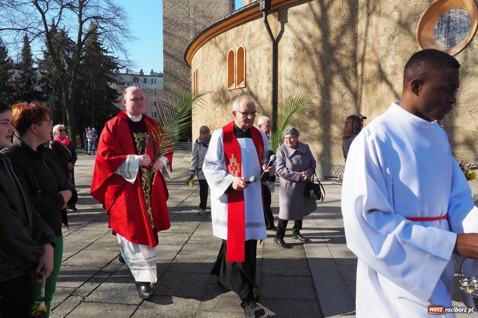 Zdjęcie w galerii na portalu naszraciborz.pl: Palma wielkanocna – symbol nowego życia i ochrony. Niedziela Męki Pańskiej w parafii NSPJ [FOTO i WIDEO] wiadomości z regionu