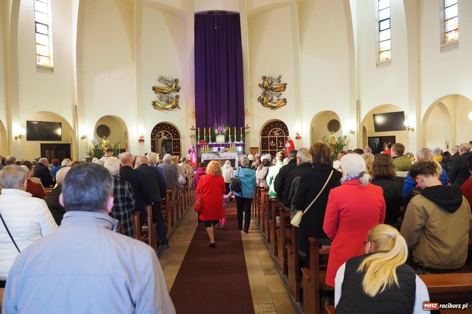 Zdjęcie w galerii na portalu naszraciborz.pl: Palma wielkanocna – symbol nowego życia i ochrony. Niedziela Męki Pańskiej w parafii NSPJ [FOTO i WIDEO] wiadomości z regionu