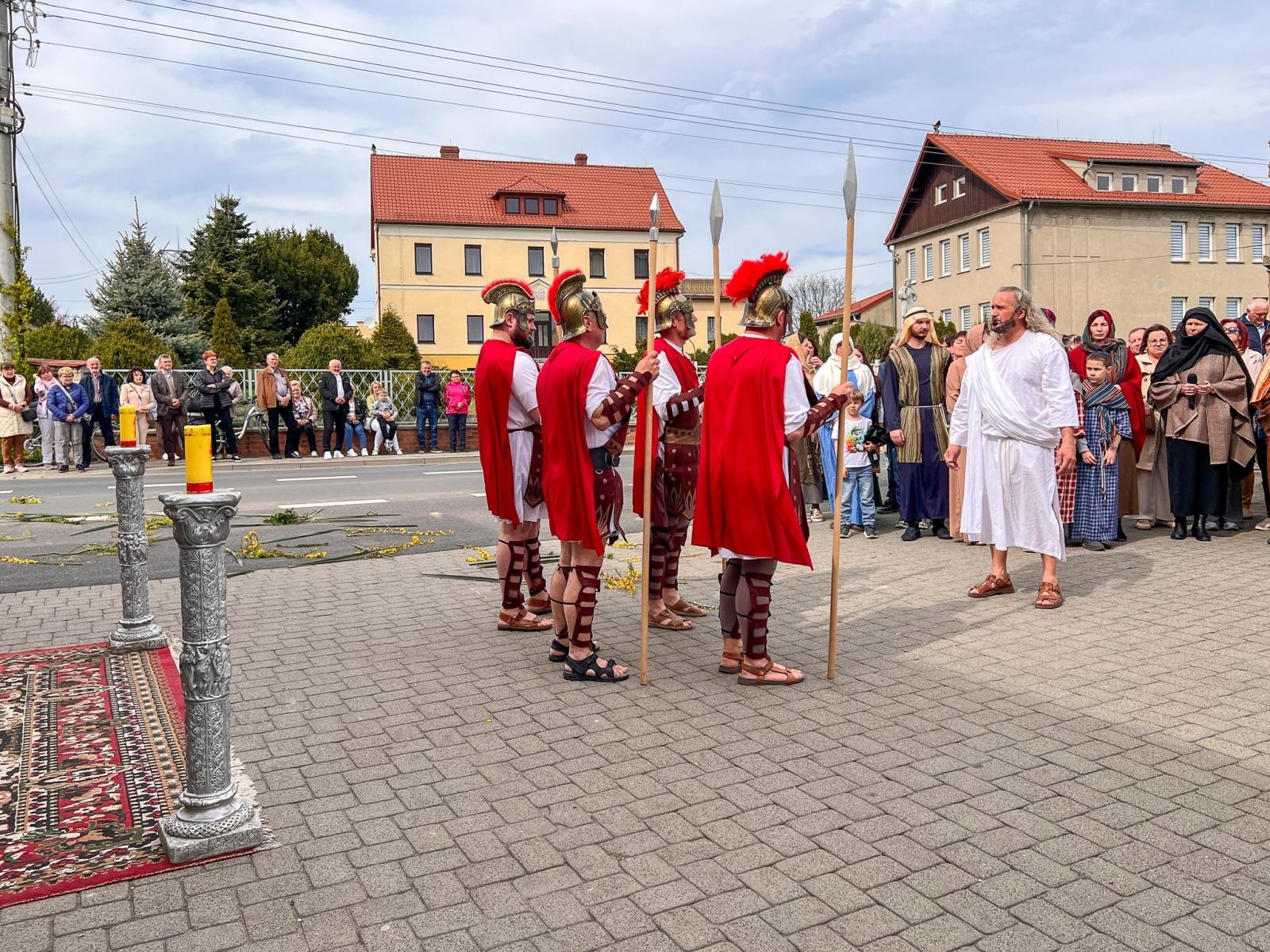 Zdjęcie w galerii na portalu naszraciborz.pl: Misterium Męki Pańskiej w Krzyżanowicach. Poruszające widowisko na pograniczu polsko-czeskim [FOTO i WIDEO] wiadomości z regionu