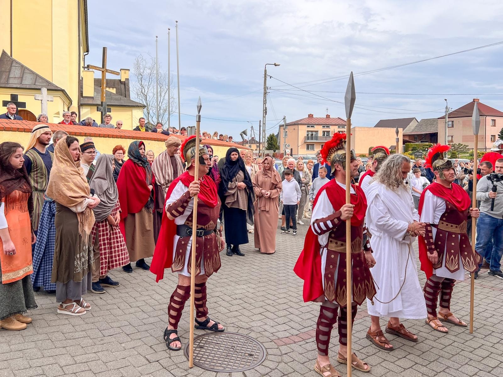 Zdjęcie w galerii na portalu naszraciborz.pl: Misterium Męki Pańskiej w Krzyżanowicach. Poruszające widowisko na pograniczu polsko-czeskim [FOTO i WIDEO] wiadomości z regionu