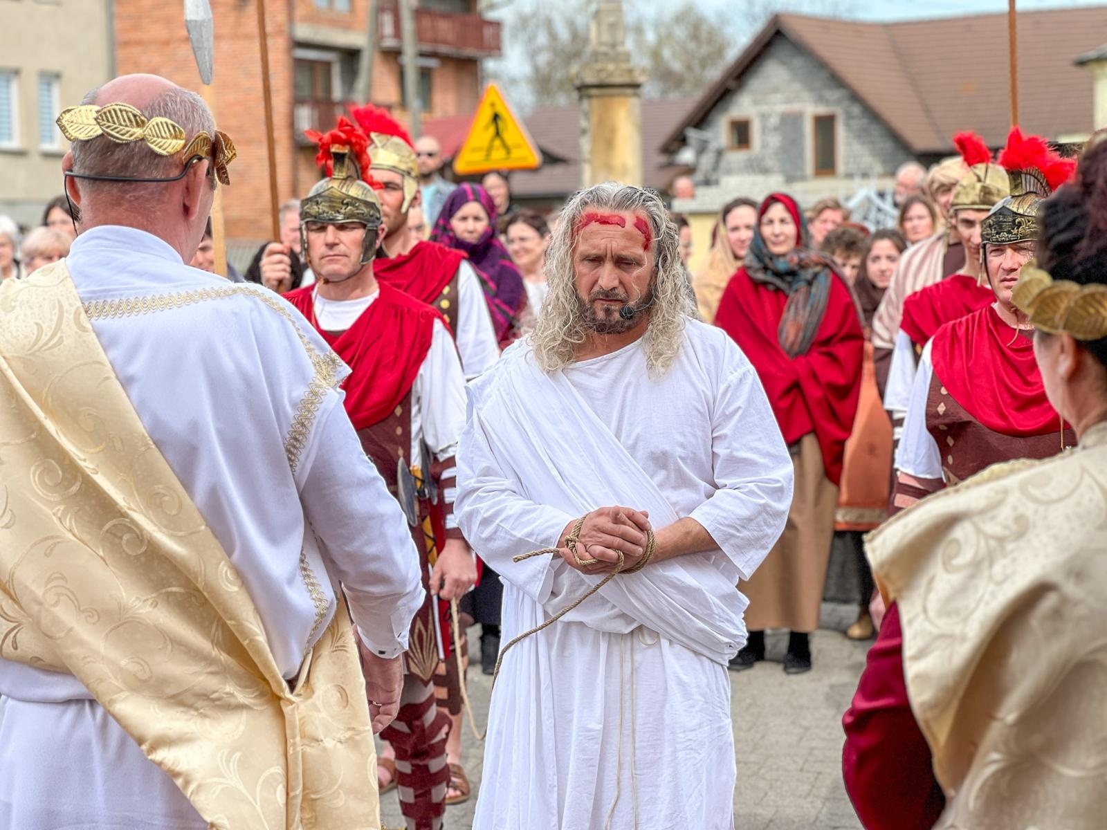 Zdjęcie w galerii na portalu naszraciborz.pl: Misterium Męki Pańskiej w Krzyżanowicach. Poruszające widowisko na pograniczu polsko-czeskim [FOTO i WIDEO] wiadomości z regionu