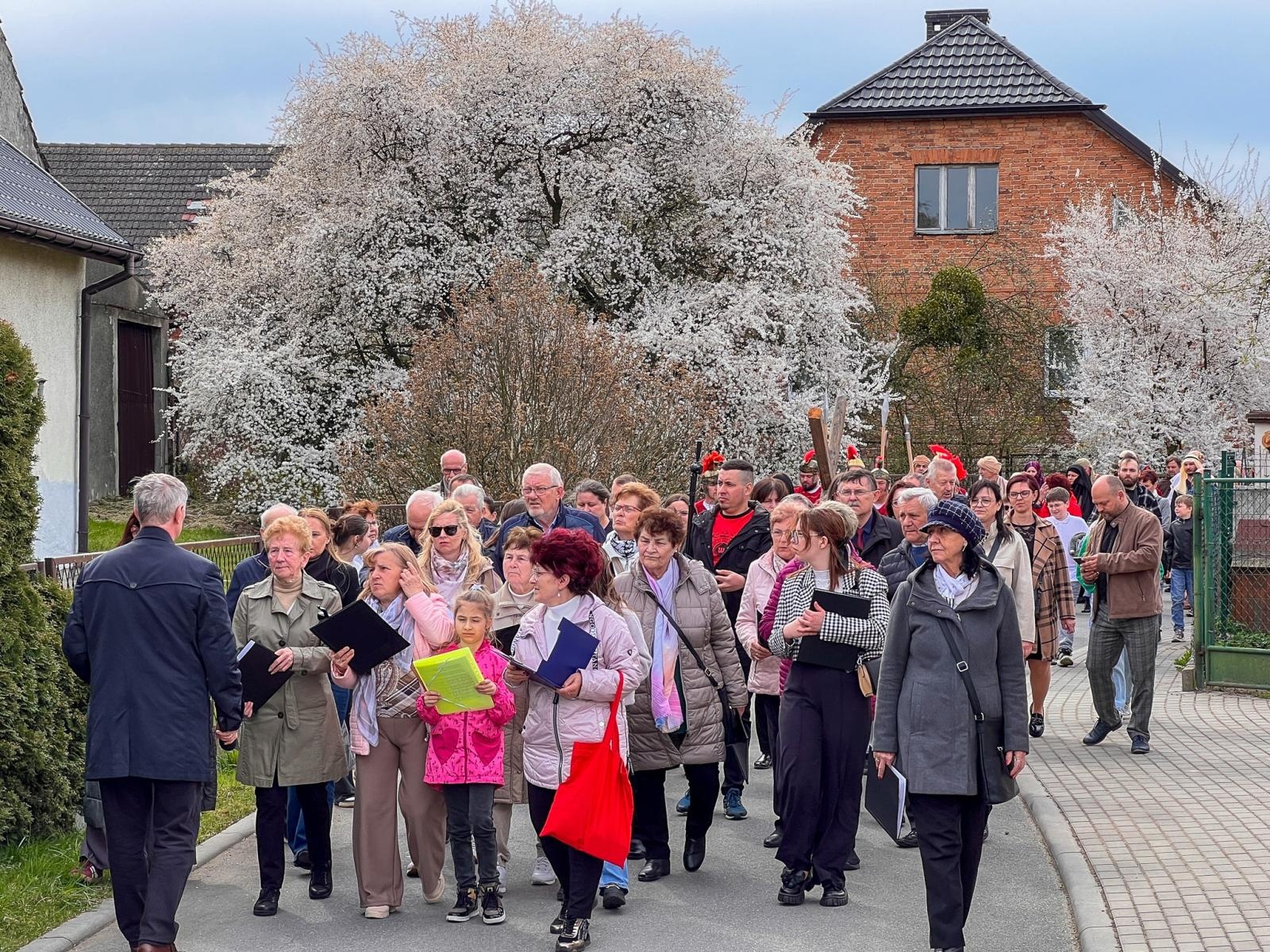 Zdjęcie w galerii na portalu naszraciborz.pl: Misterium Męki Pańskiej w Krzyżanowicach. Poruszające widowisko na pograniczu polsko-czeskim [FOTO i WIDEO] wiadomości z regionu
