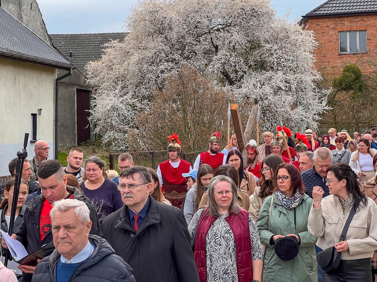 Zdjęcie w galerii na portalu naszraciborz.pl: Misterium Męki Pańskiej w Krzyżanowicach. Poruszające widowisko na pograniczu polsko-czeskim [FOTO i WIDEO] wiadomości z regionu
