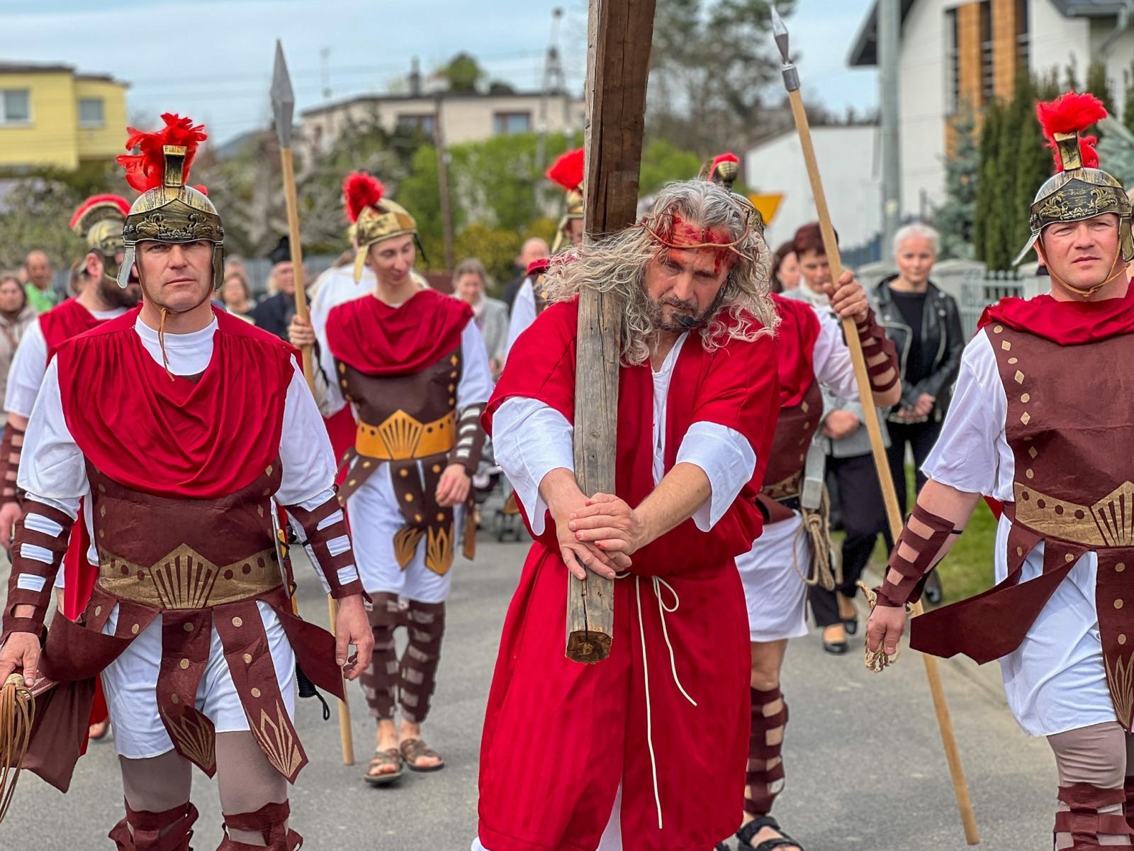 Zdjęcie w galerii na portalu naszraciborz.pl: Misterium Męki Pańskiej w Krzyżanowicach. Poruszające widowisko na pograniczu polsko-czeskim [FOTO i WIDEO] wiadomości z regionu