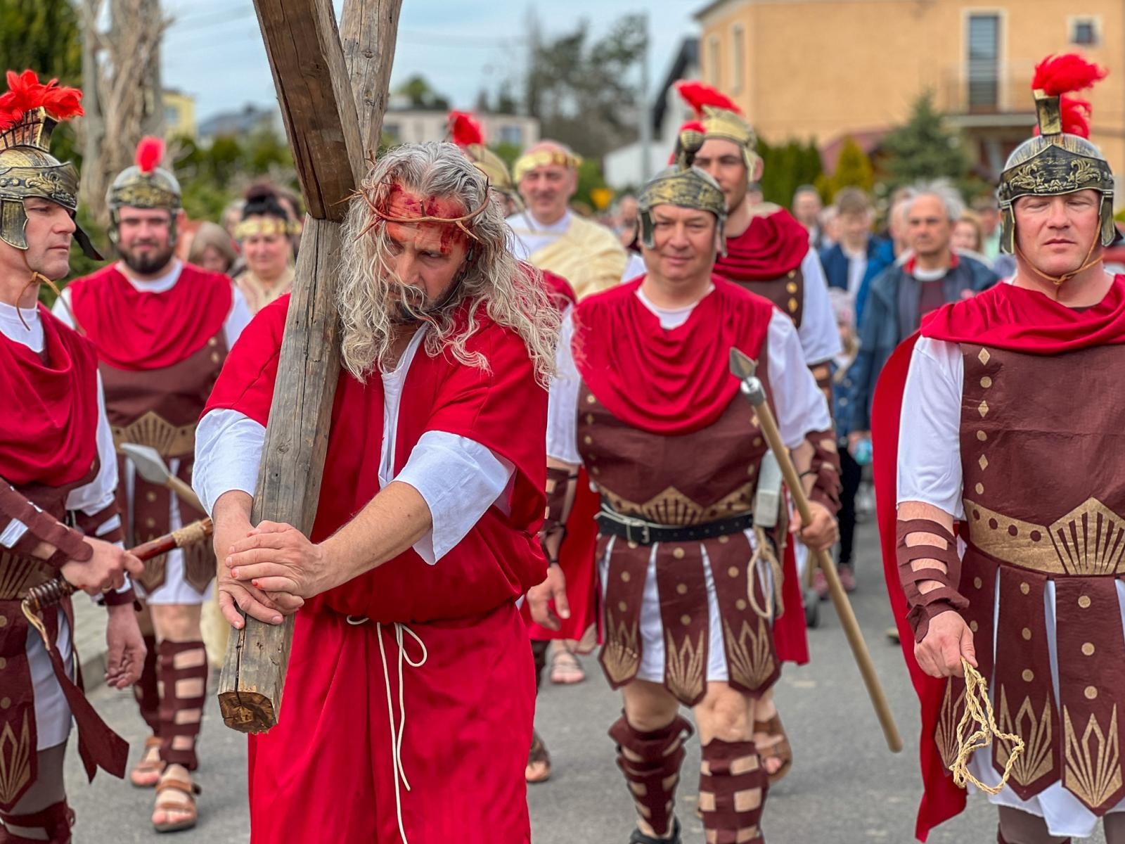 Zdjęcie w galerii na portalu naszraciborz.pl: Misterium Męki Pańskiej w Krzyżanowicach. Poruszające widowisko na pograniczu polsko-czeskim [FOTO i WIDEO] wiadomości z regionu