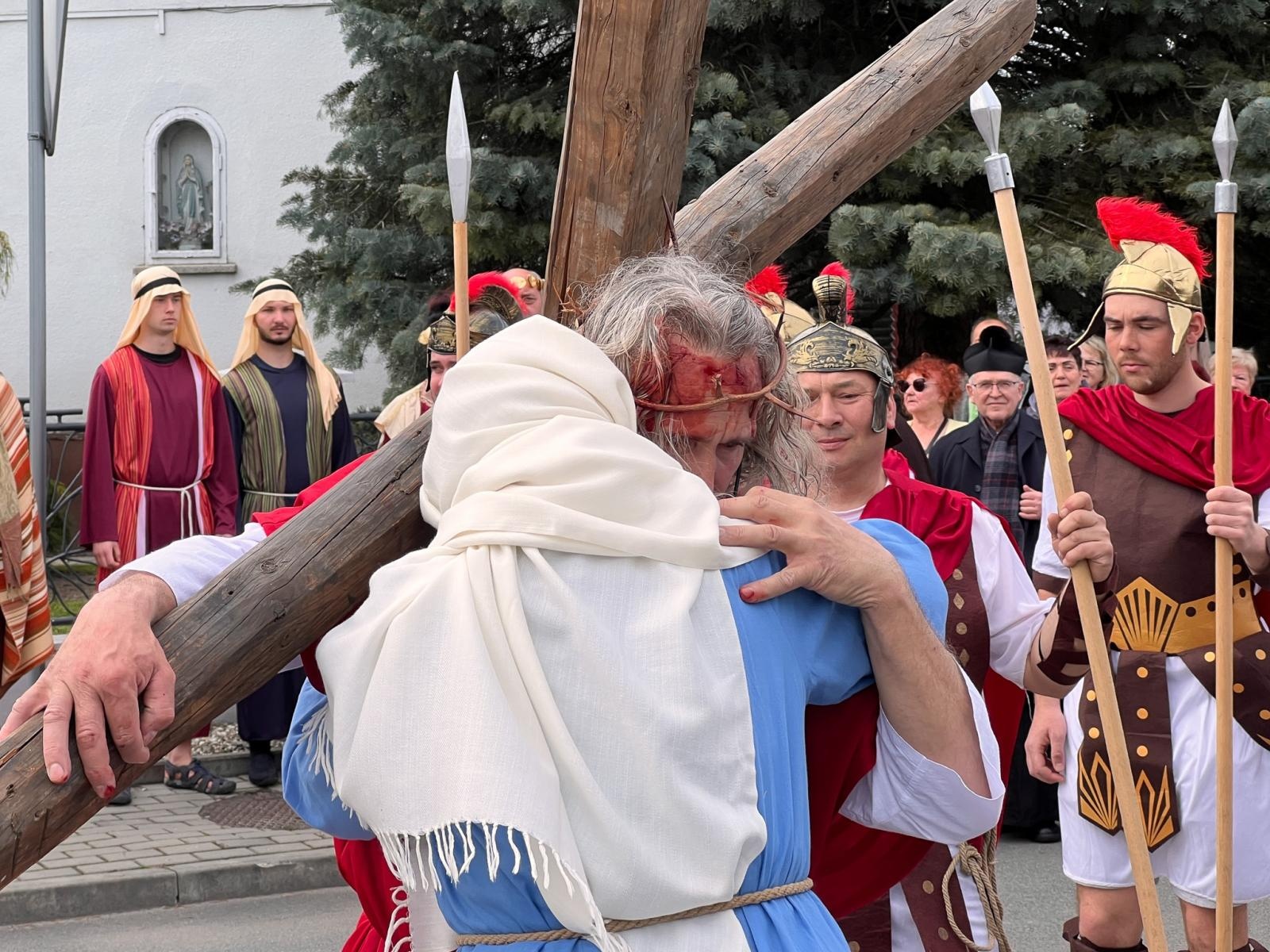 Zdjęcie w galerii na portalu naszraciborz.pl: Misterium Męki Pańskiej w Krzyżanowicach. Poruszające widowisko na pograniczu polsko-czeskim [FOTO i WIDEO] wiadomości z regionu