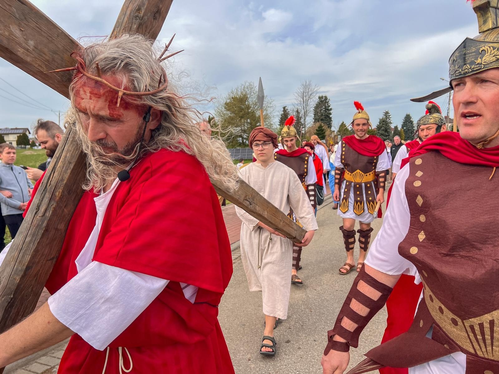 Zdjęcie w galerii na portalu naszraciborz.pl: Misterium Męki Pańskiej w Krzyżanowicach. Poruszające widowisko na pograniczu polsko-czeskim [FOTO i WIDEO] wiadomości z regionu
