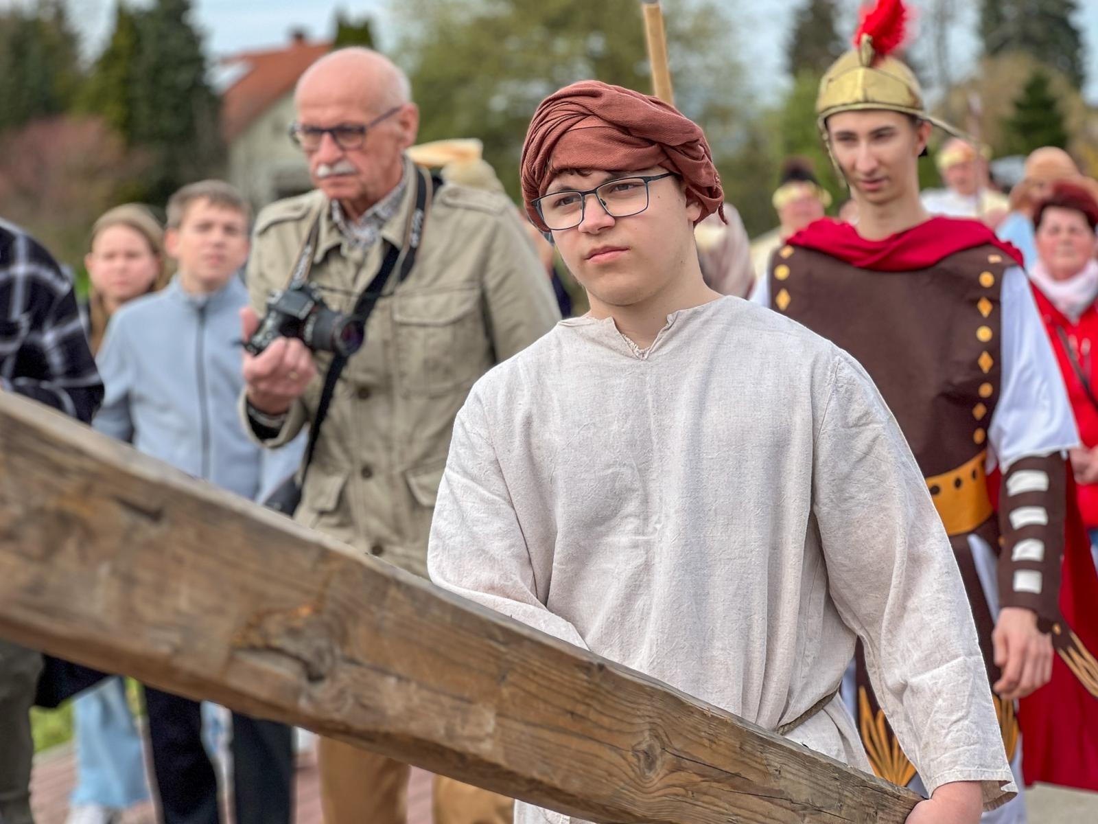 Zdjęcie w galerii na portalu naszraciborz.pl: Misterium Męki Pańskiej w Krzyżanowicach. Poruszające widowisko na pograniczu polsko-czeskim [FOTO i WIDEO] wiadomości z regionu
