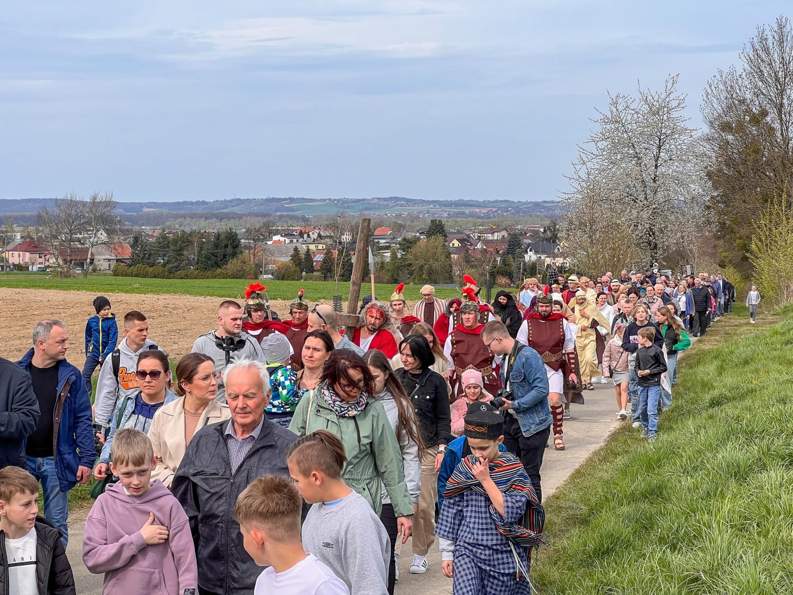 Zdjęcie w galerii na portalu naszraciborz.pl: Misterium Męki Pańskiej w Krzyżanowicach. Poruszające widowisko na pograniczu polsko-czeskim [FOTO i WIDEO] wiadomości z regionu