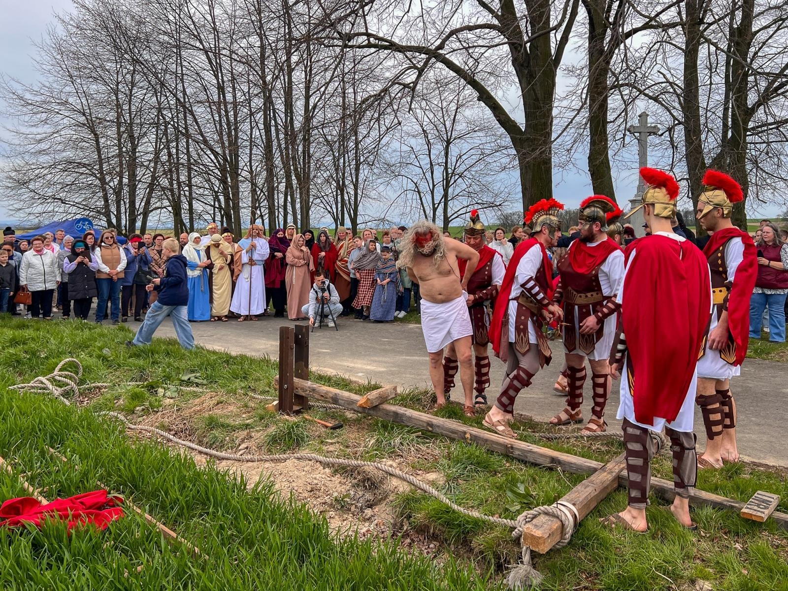 Zdjęcie w galerii na portalu naszraciborz.pl: Misterium Męki Pańskiej w Krzyżanowicach. Poruszające widowisko na pograniczu polsko-czeskim [FOTO i WIDEO] wiadomości z regionu