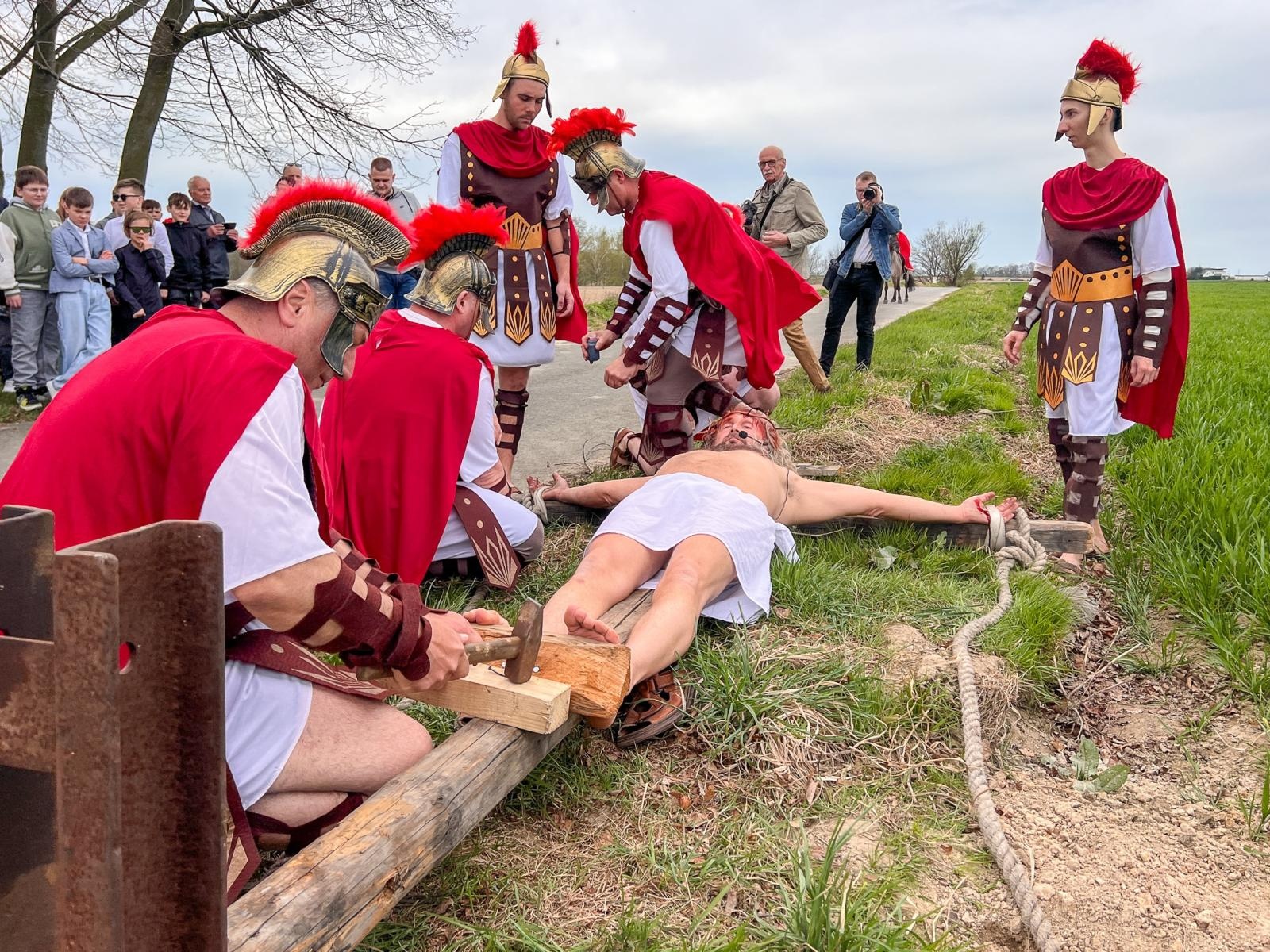 Zdjęcie w galerii na portalu naszraciborz.pl: Misterium Męki Pańskiej w Krzyżanowicach. Poruszające widowisko na pograniczu polsko-czeskim [FOTO i WIDEO] wiadomości z regionu