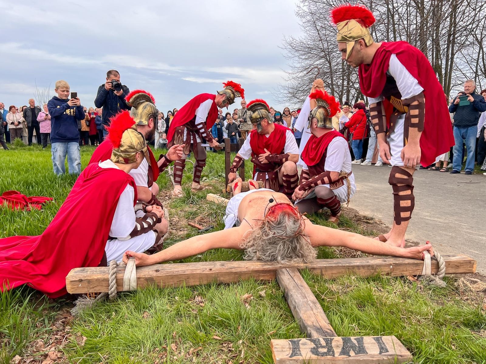 Zdjęcie w galerii na portalu naszraciborz.pl: Misterium Męki Pańskiej w Krzyżanowicach. Poruszające widowisko na pograniczu polsko-czeskim [FOTO i WIDEO] wiadomości z regionu