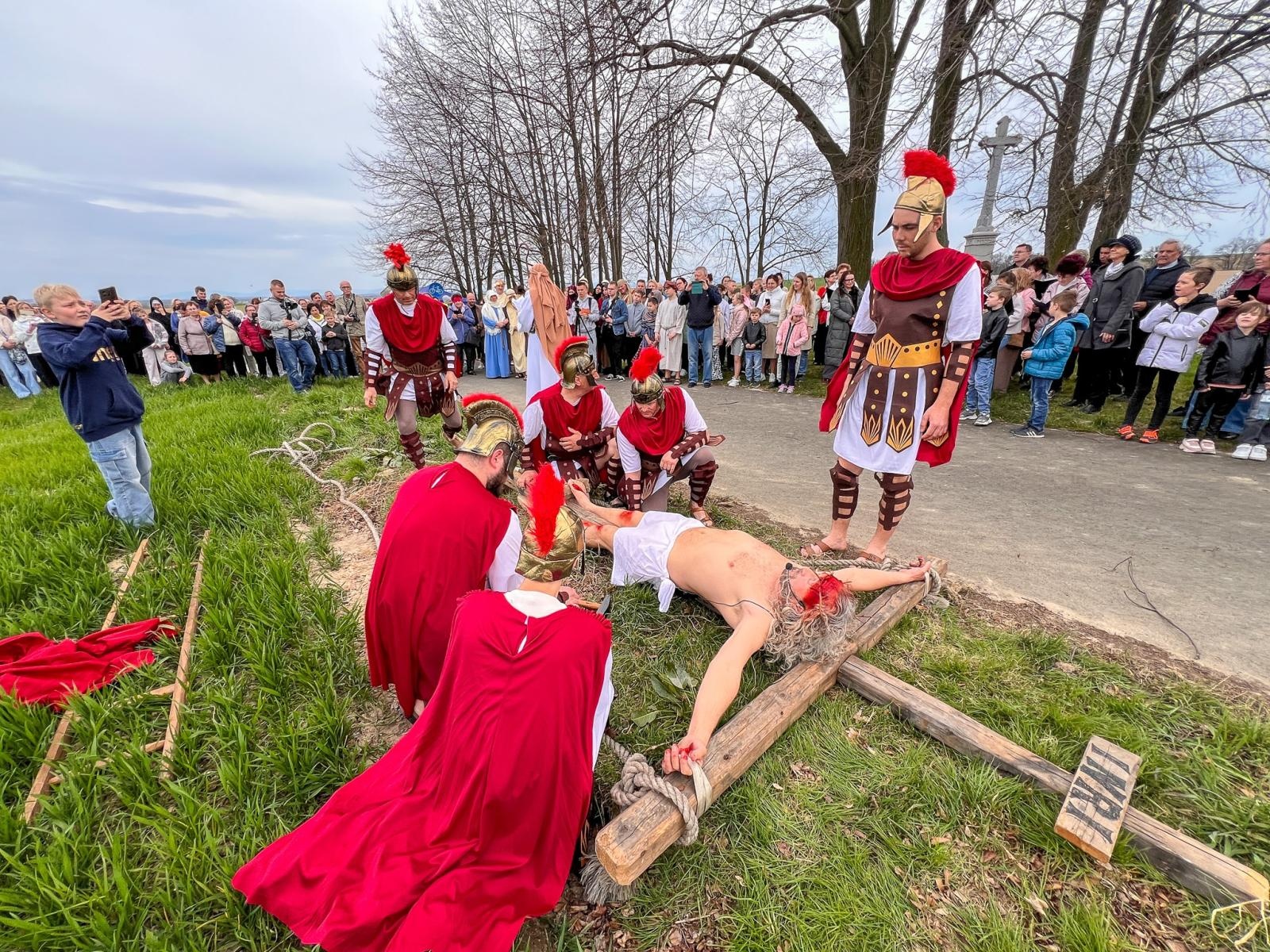 Zdjęcie w galerii na portalu naszraciborz.pl: Misterium Męki Pańskiej w Krzyżanowicach. Poruszające widowisko na pograniczu polsko-czeskim [FOTO i WIDEO] wiadomości z regionu