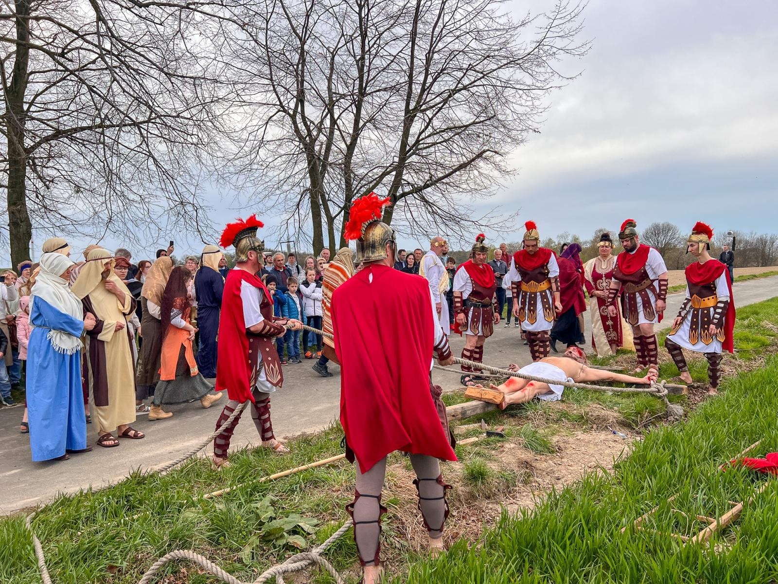 Zdjęcie w galerii na portalu naszraciborz.pl: Misterium Męki Pańskiej w Krzyżanowicach. Poruszające widowisko na pograniczu polsko-czeskim [FOTO i WIDEO] wiadomości z regionu
