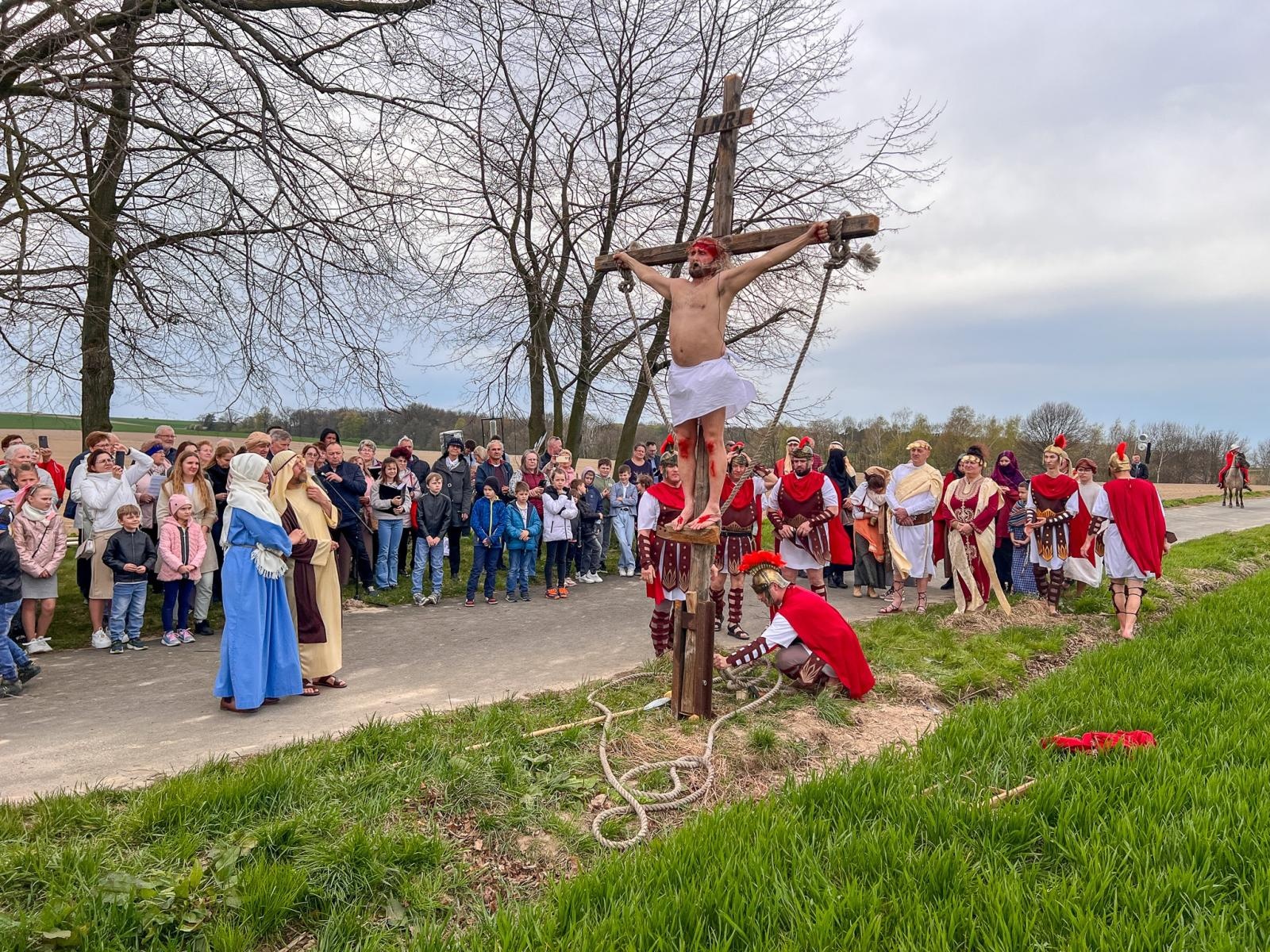 Zdjęcie w galerii na portalu naszraciborz.pl: Misterium Męki Pańskiej w Krzyżanowicach. Poruszające widowisko na pograniczu polsko-czeskim [FOTO i WIDEO] wiadomości z regionu