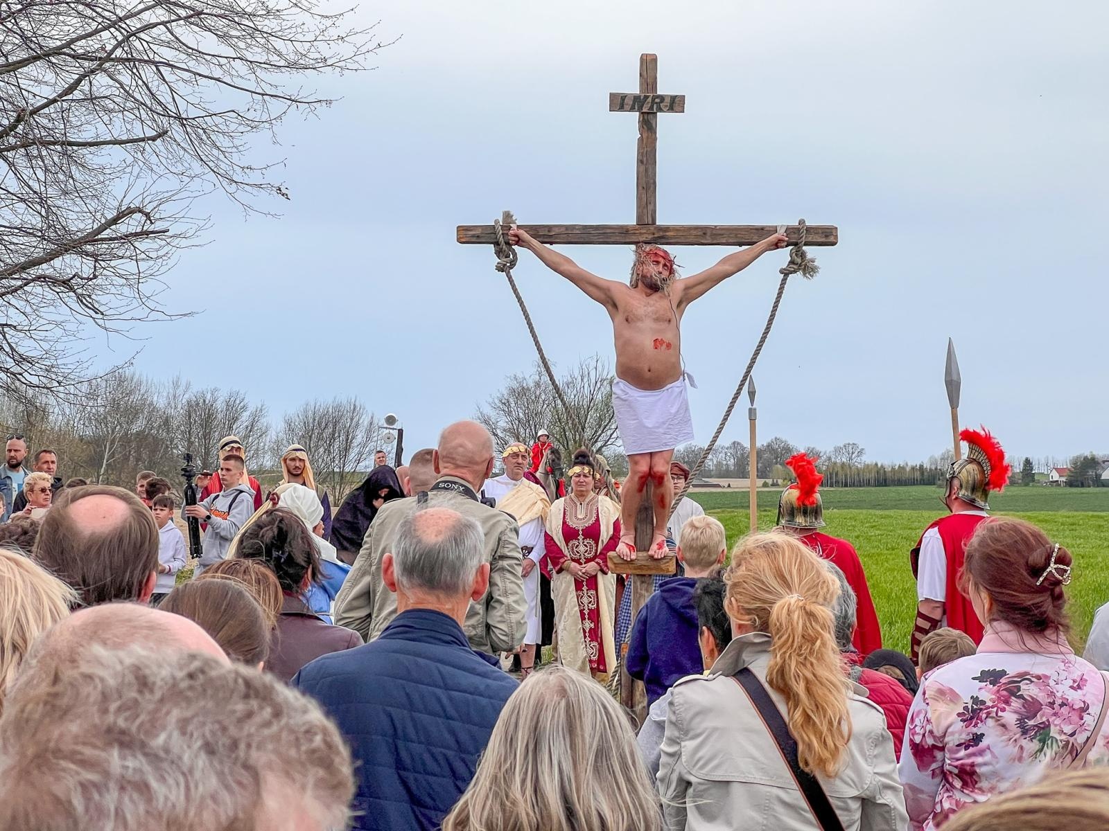 Zdjęcie w galerii na portalu naszraciborz.pl: Misterium Męki Pańskiej w Krzyżanowicach. Poruszające widowisko na pograniczu polsko-czeskim [FOTO i WIDEO] wiadomości z regionu