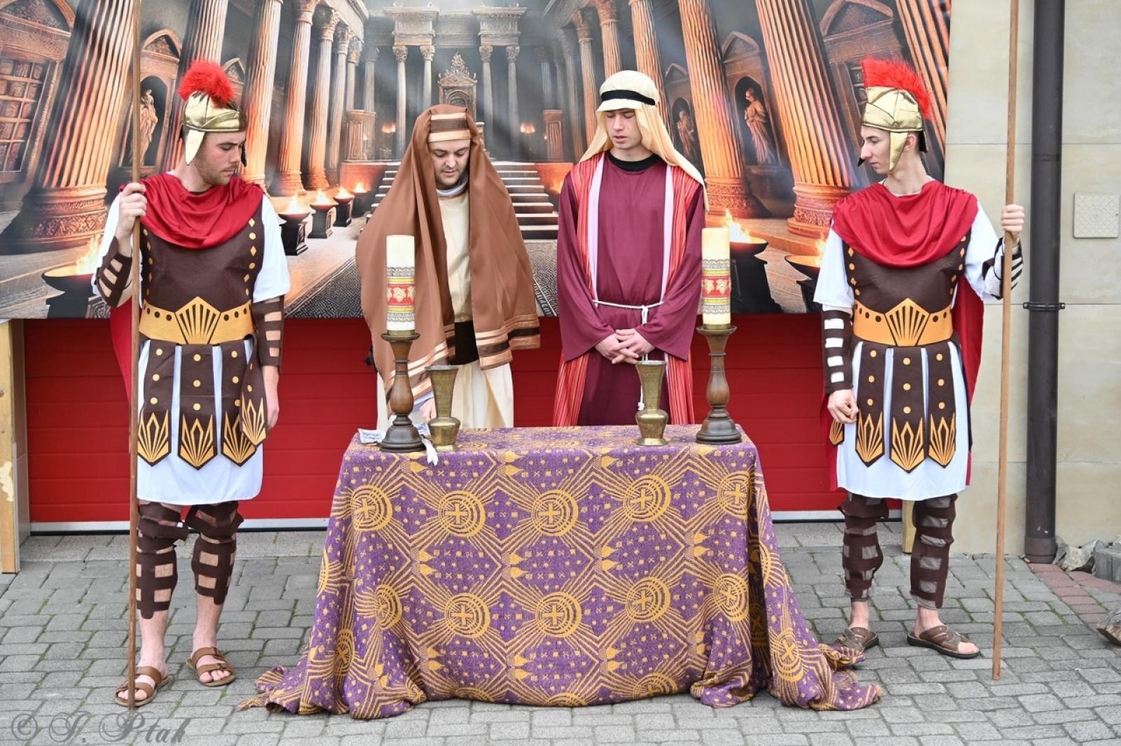 Zdjęcie w galerii na portalu naszraciborz.pl: Misterium Męki Pańskiej w Krzyżanowicach. Poruszające widowisko na pograniczu polsko-czeskim [FOTO i WIDEO] wiadomości z regionu