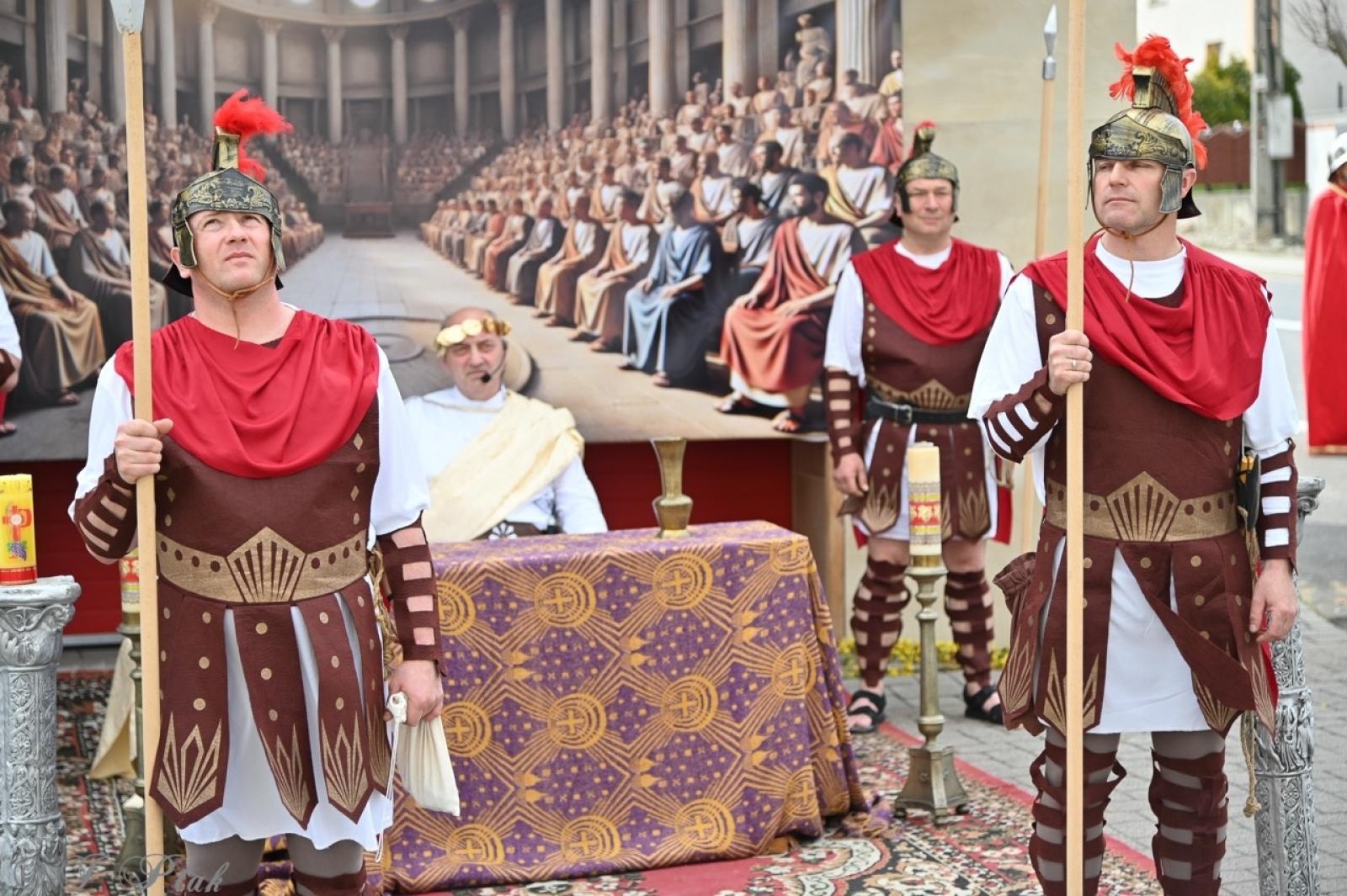 Zdjęcie w galerii na portalu naszraciborz.pl: Misterium Męki Pańskiej w Krzyżanowicach. Poruszające widowisko na pograniczu polsko-czeskim [FOTO i WIDEO] wiadomości z regionu