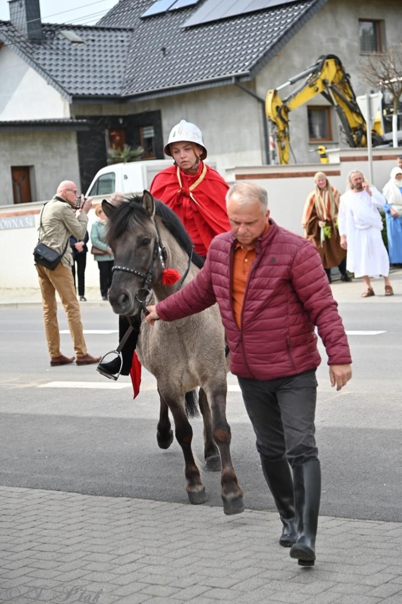 Zdjęcie w galerii na portalu naszraciborz.pl: Misterium Męki Pańskiej w Krzyżanowicach. Poruszające widowisko na pograniczu polsko-czeskim [FOTO i WIDEO] wiadomości z regionu