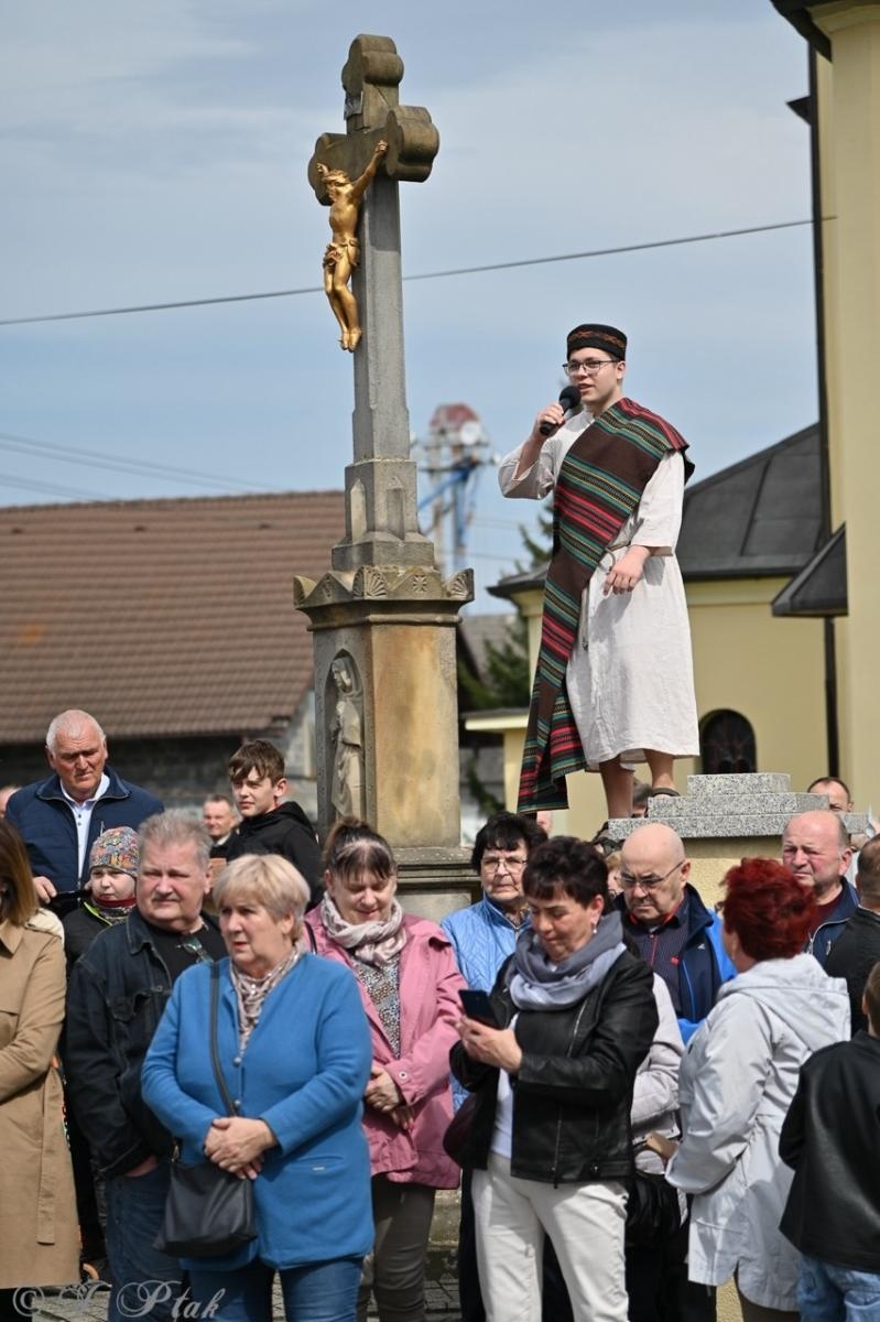 Zdjęcie w galerii na portalu naszraciborz.pl: Misterium Męki Pańskiej w Krzyżanowicach. Poruszające widowisko na pograniczu polsko-czeskim [FOTO i WIDEO] wiadomości z regionu