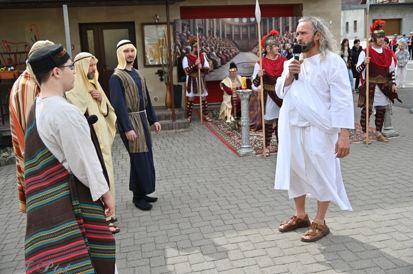 Zdjęcie w galerii na portalu naszraciborz.pl: Misterium Męki Pańskiej w Krzyżanowicach. Poruszające widowisko na pograniczu polsko-czeskim [FOTO i WIDEO] wiadomości z regionu