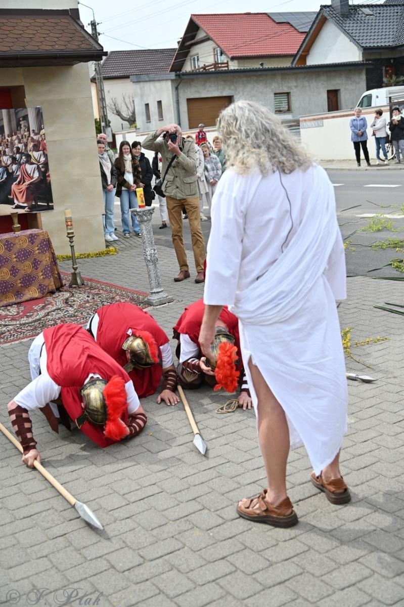 Zdjęcie w galerii na portalu naszraciborz.pl: Misterium Męki Pańskiej w Krzyżanowicach. Poruszające widowisko na pograniczu polsko-czeskim [FOTO i WIDEO] wiadomości z regionu
