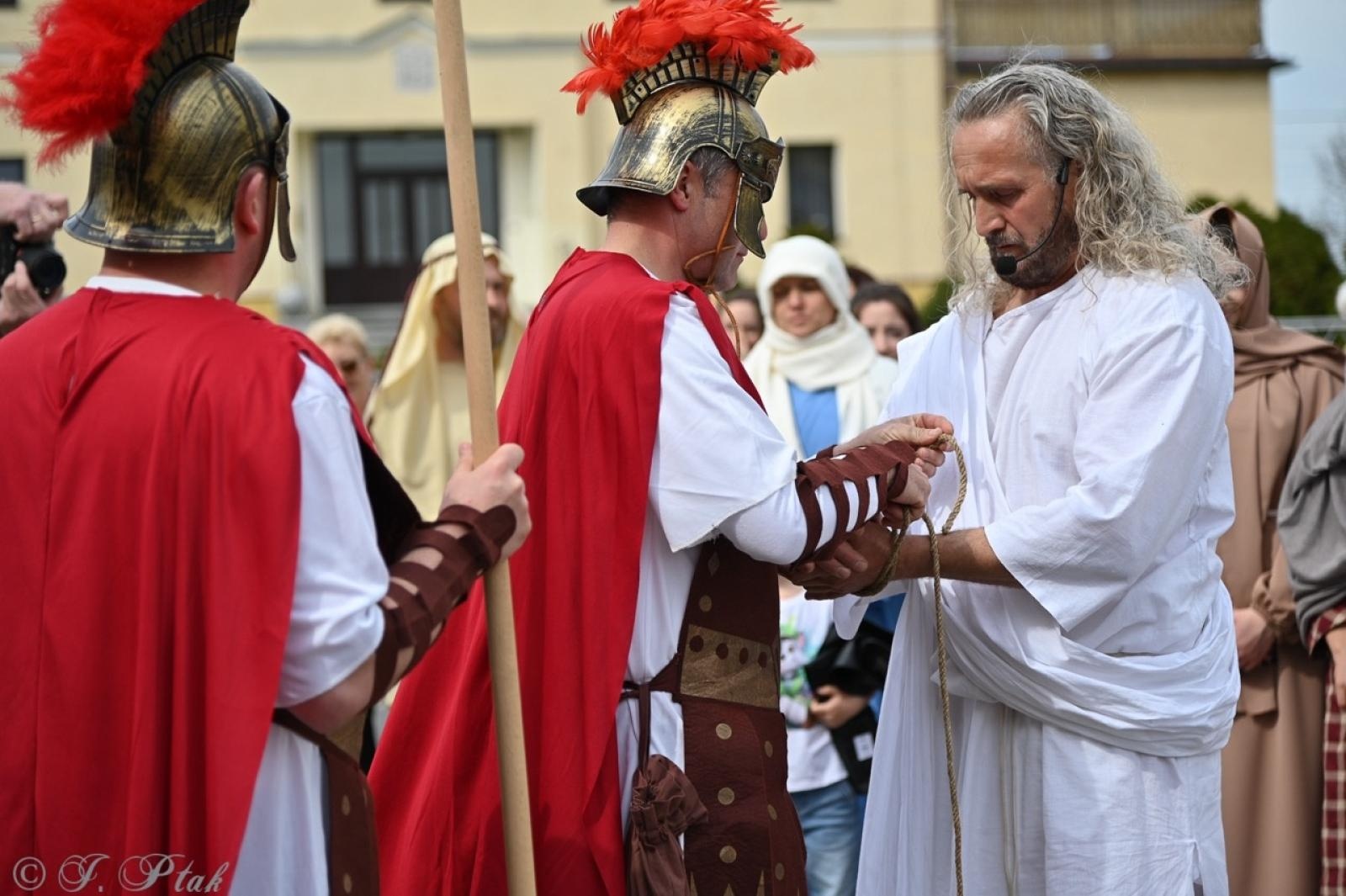 Zdjęcie w galerii na portalu naszraciborz.pl: Misterium Męki Pańskiej w Krzyżanowicach. Poruszające widowisko na pograniczu polsko-czeskim [FOTO i WIDEO] wiadomości z regionu