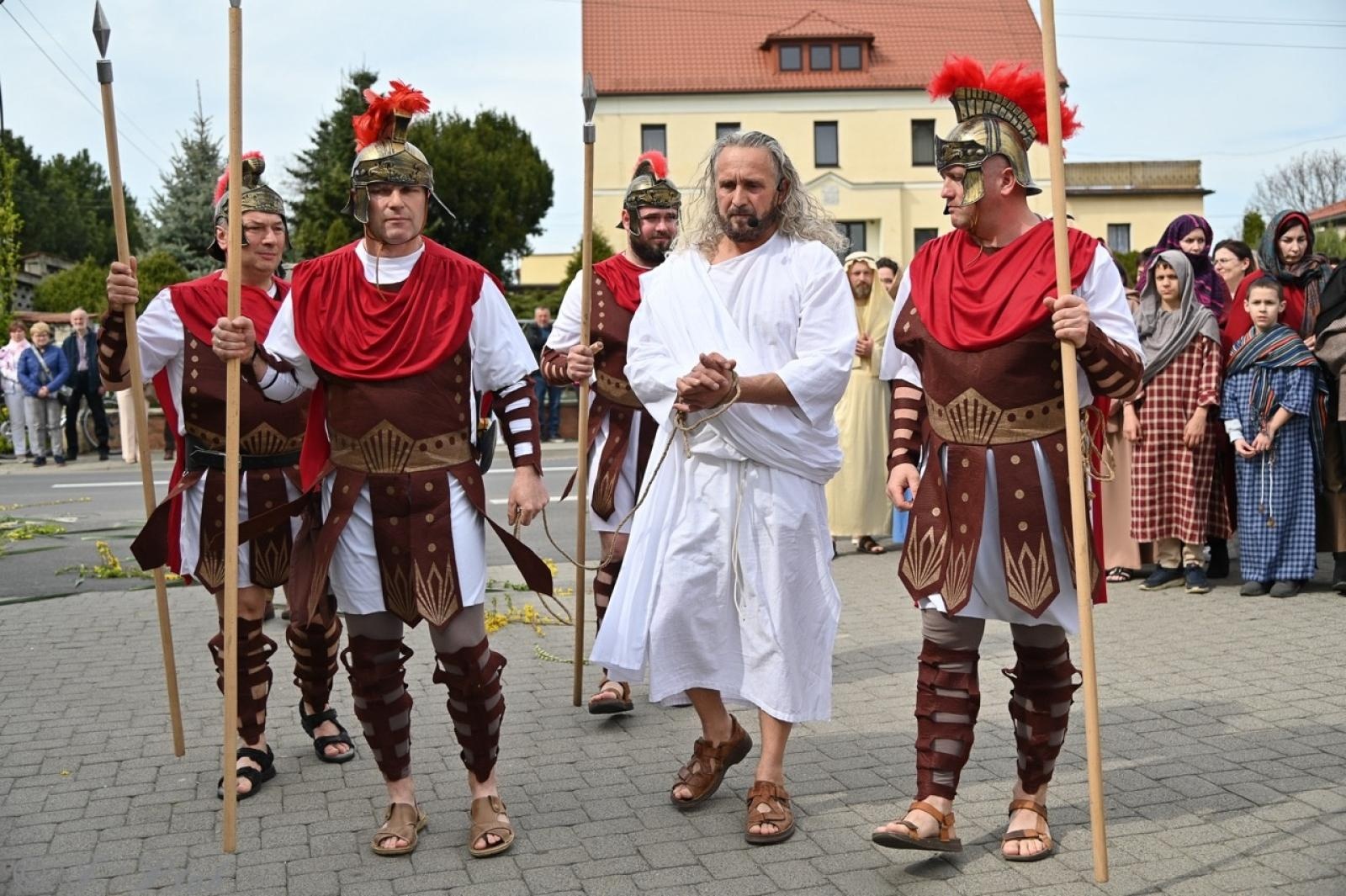 Zdjęcie w galerii na portalu naszraciborz.pl: Misterium Męki Pańskiej w Krzyżanowicach. Poruszające widowisko na pograniczu polsko-czeskim [FOTO i WIDEO] wiadomości z regionu
