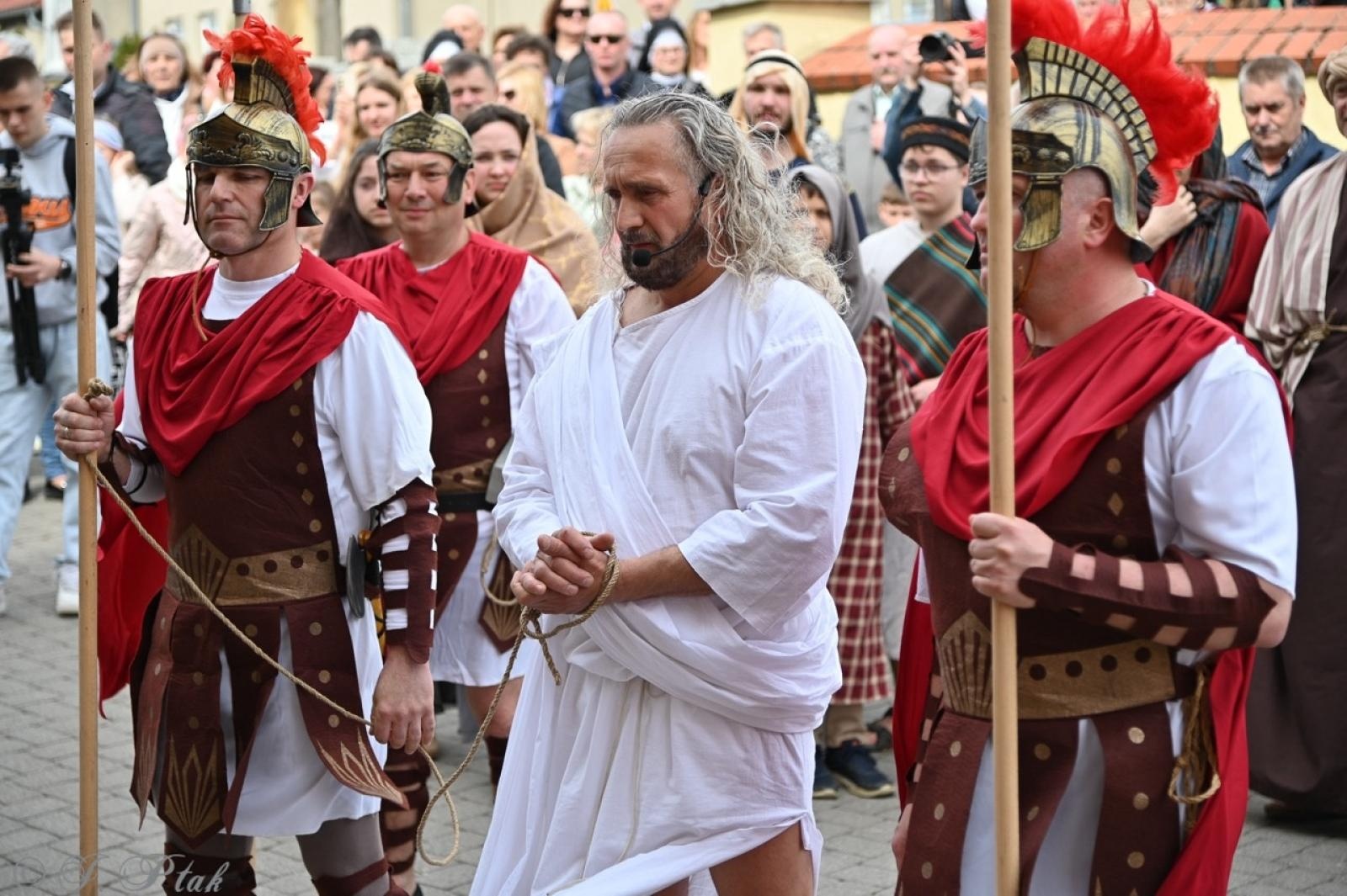 Zdjęcie w galerii na portalu naszraciborz.pl: Misterium Męki Pańskiej w Krzyżanowicach. Poruszające widowisko na pograniczu polsko-czeskim [FOTO i WIDEO] wiadomości z regionu