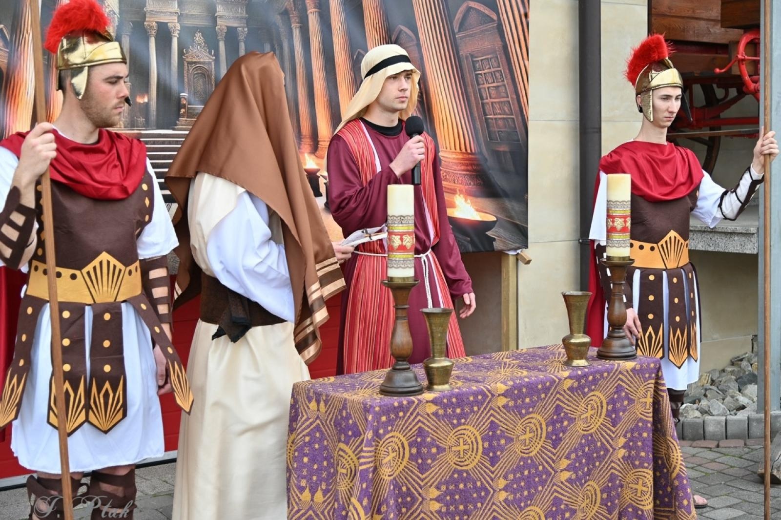 Zdjęcie w galerii na portalu naszraciborz.pl: Misterium Męki Pańskiej w Krzyżanowicach. Poruszające widowisko na pograniczu polsko-czeskim [FOTO i WIDEO] wiadomości z regionu