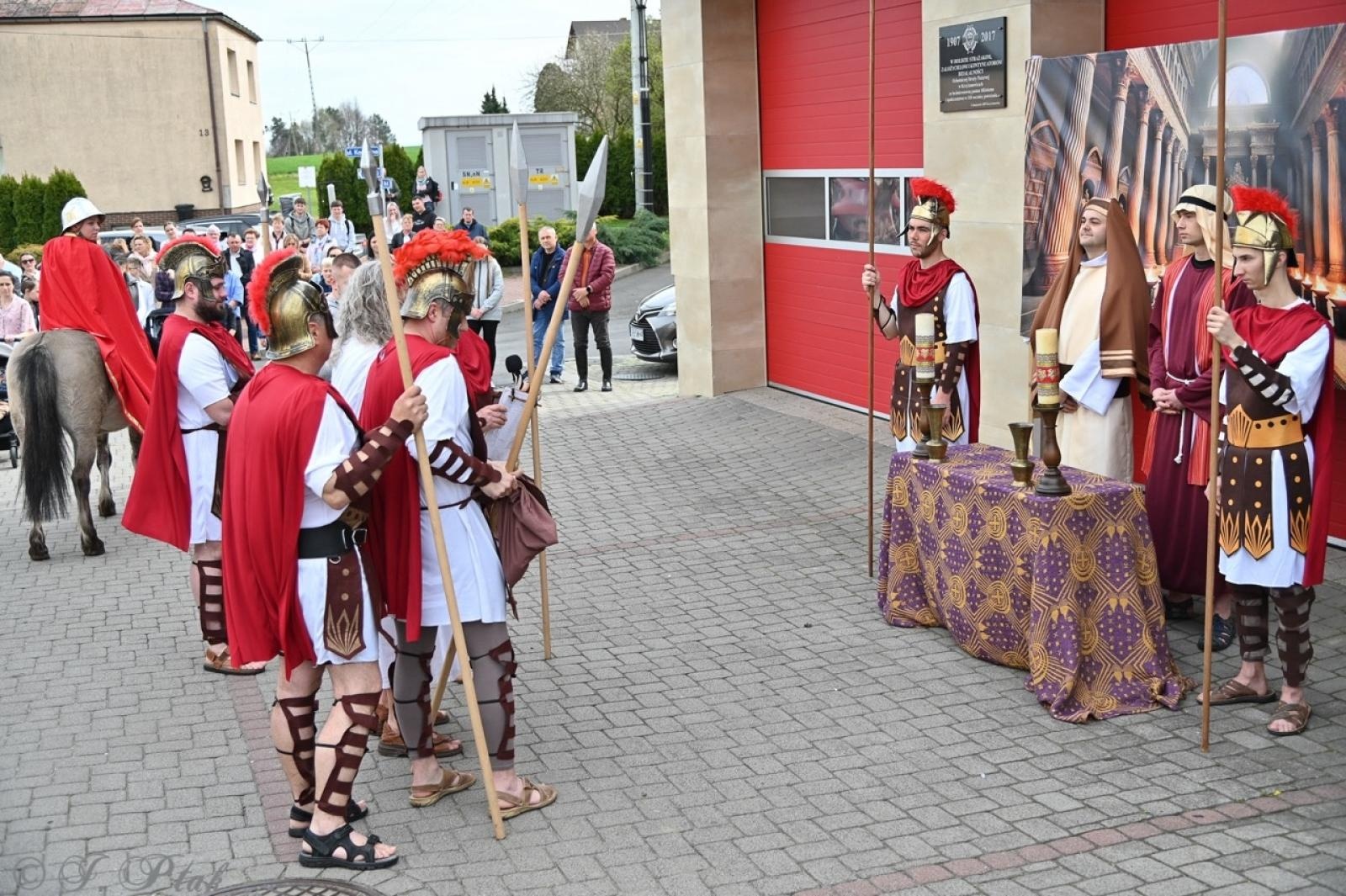 Zdjęcie w galerii na portalu naszraciborz.pl: Misterium Męki Pańskiej w Krzyżanowicach. Poruszające widowisko na pograniczu polsko-czeskim [FOTO i WIDEO] wiadomości z regionu