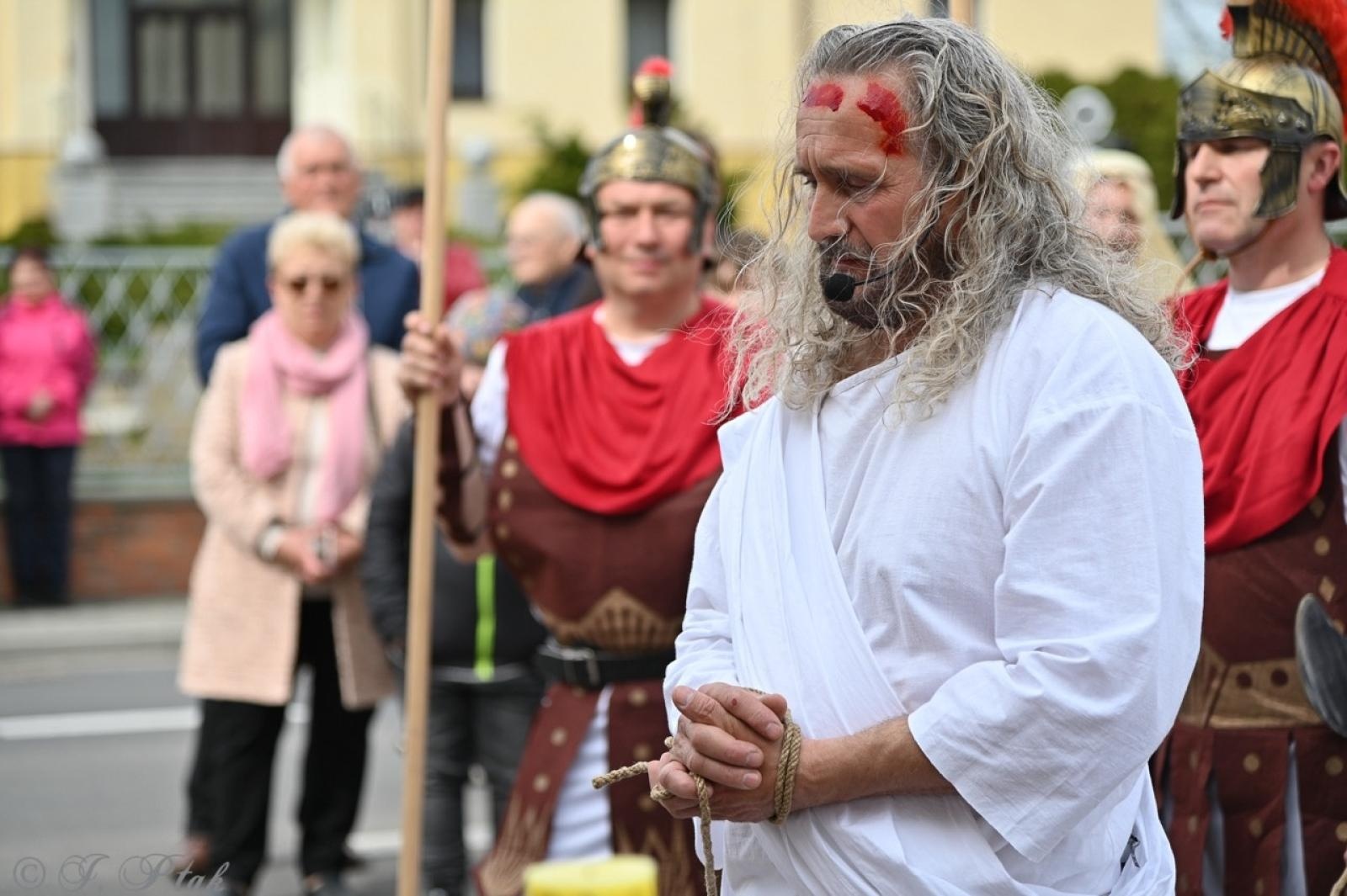 Zdjęcie w galerii na portalu naszraciborz.pl: Misterium Męki Pańskiej w Krzyżanowicach. Poruszające widowisko na pograniczu polsko-czeskim [FOTO i WIDEO] wiadomości z regionu
