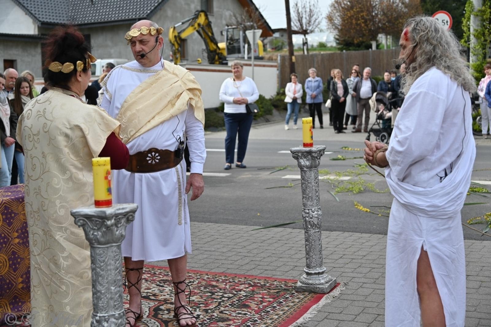 Zdjęcie w galerii na portalu naszraciborz.pl: Misterium Męki Pańskiej w Krzyżanowicach. Poruszające widowisko na pograniczu polsko-czeskim [FOTO i WIDEO] wiadomości z regionu
