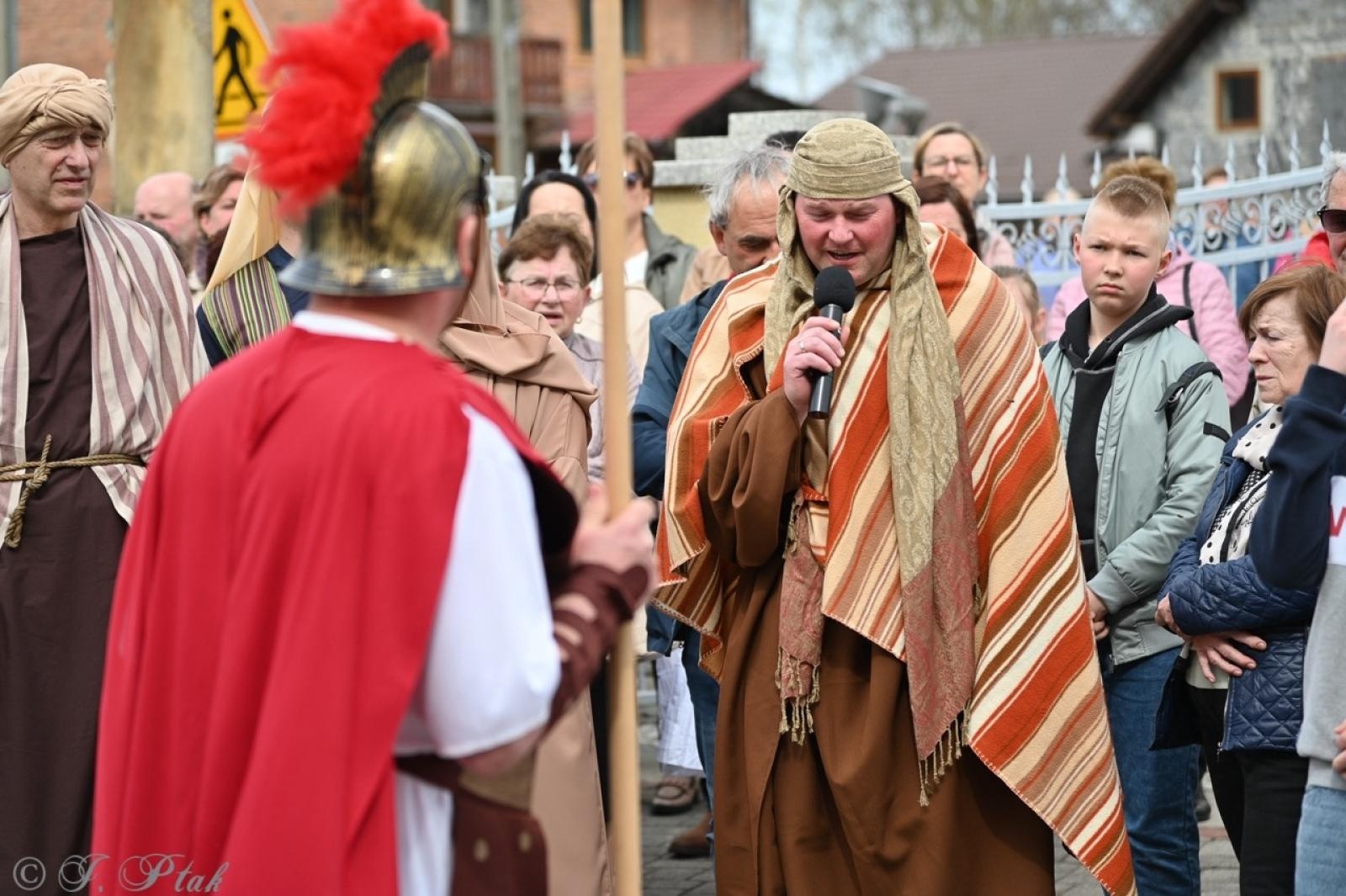 Zdjęcie w galerii na portalu naszraciborz.pl: Misterium Męki Pańskiej w Krzyżanowicach. Poruszające widowisko na pograniczu polsko-czeskim [FOTO i WIDEO] wiadomości z regionu