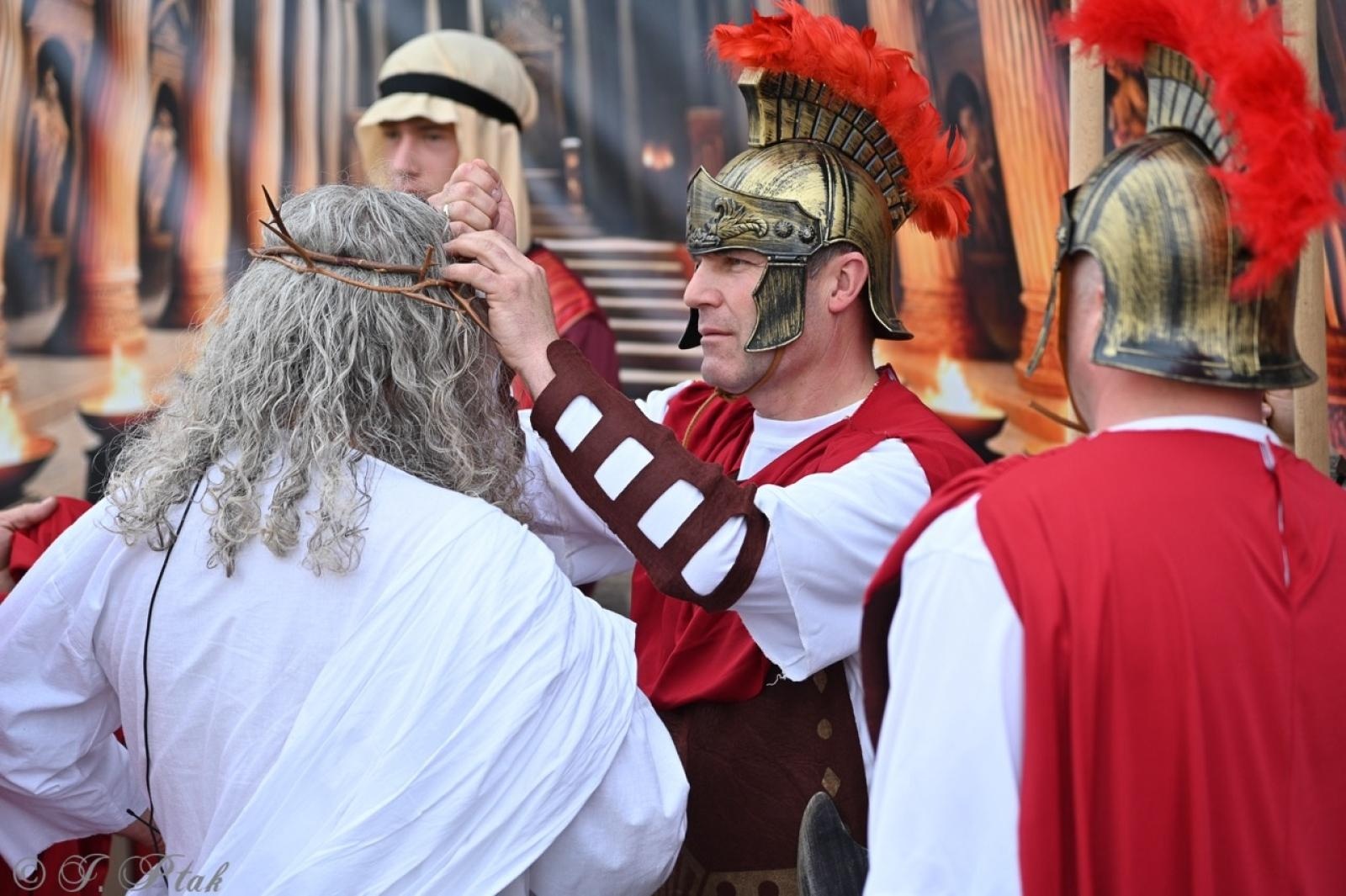 Zdjęcie w galerii na portalu naszraciborz.pl: Misterium Męki Pańskiej w Krzyżanowicach. Poruszające widowisko na pograniczu polsko-czeskim [FOTO i WIDEO] wiadomości z regionu