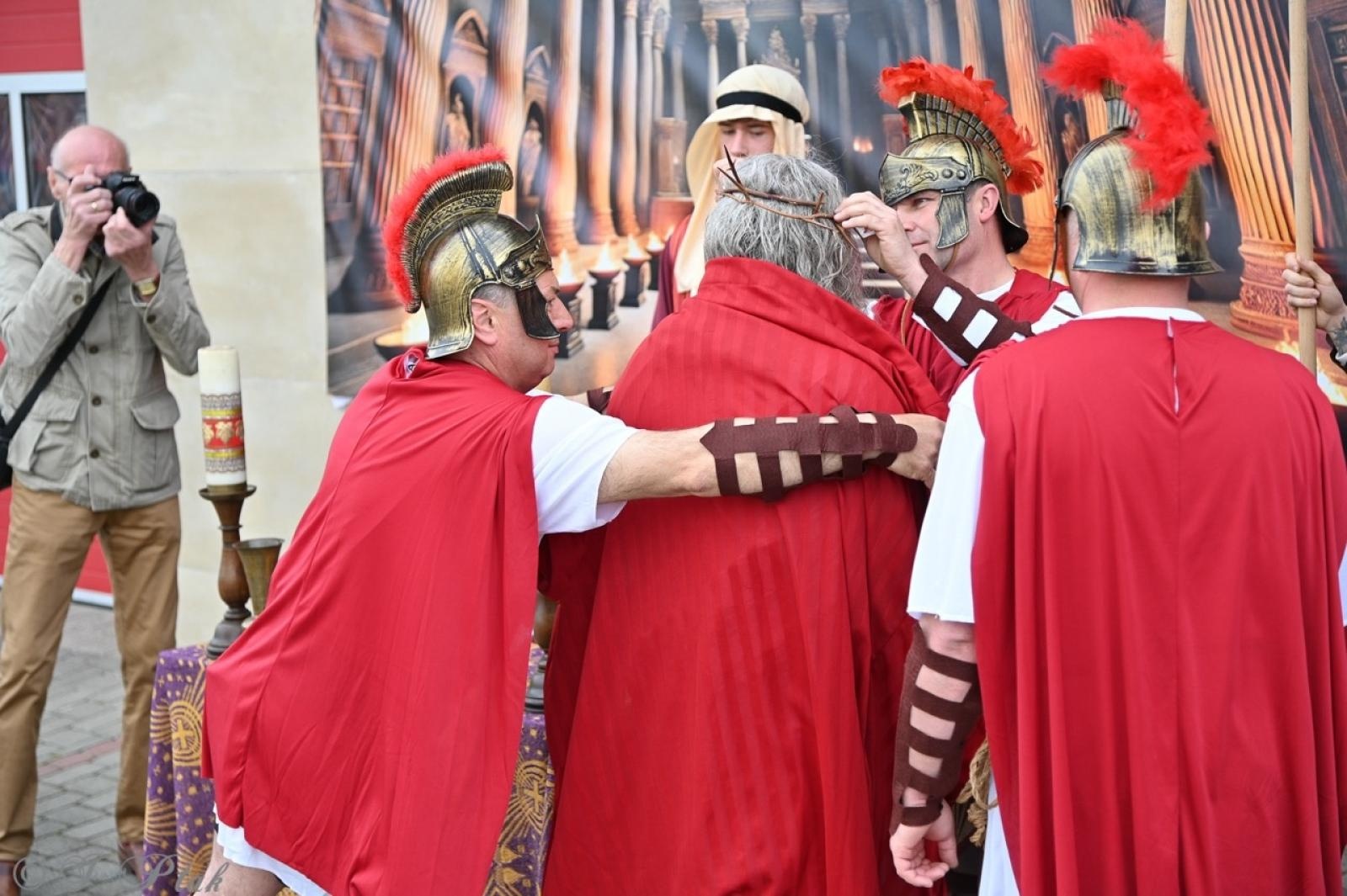 Zdjęcie w galerii na portalu naszraciborz.pl: Misterium Męki Pańskiej w Krzyżanowicach. Poruszające widowisko na pograniczu polsko-czeskim [FOTO i WIDEO] wiadomości z regionu