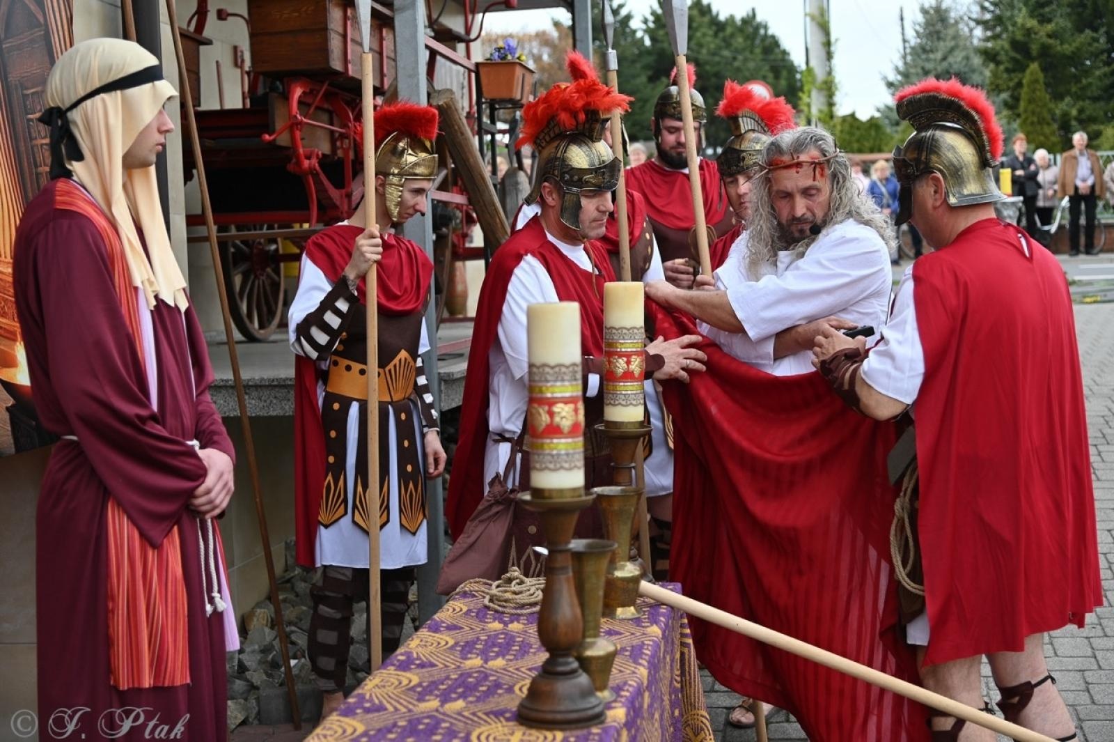 Zdjęcie w galerii na portalu naszraciborz.pl: Misterium Męki Pańskiej w Krzyżanowicach. Poruszające widowisko na pograniczu polsko-czeskim [FOTO i WIDEO] wiadomości z regionu