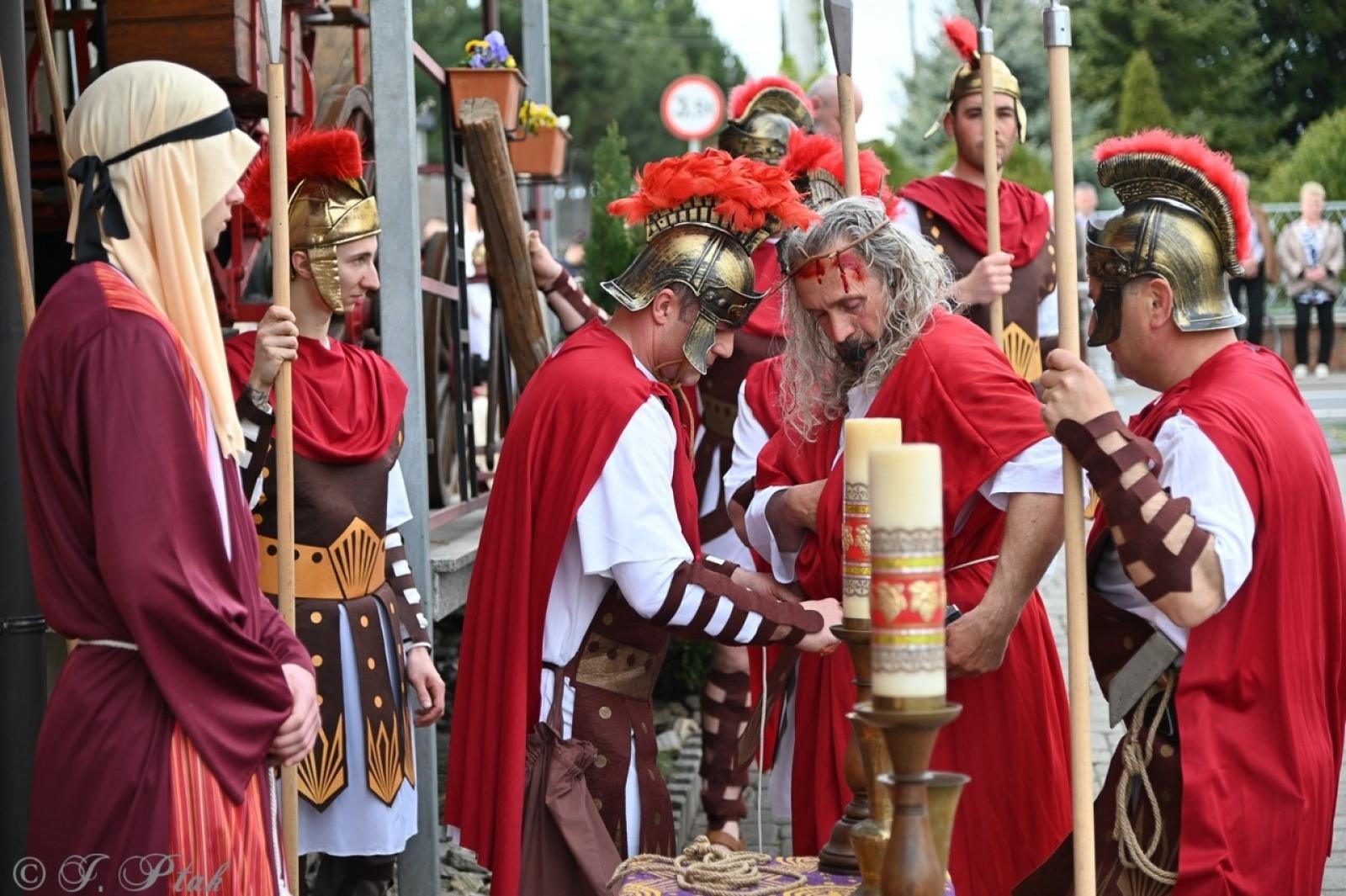 Zdjęcie w galerii na portalu naszraciborz.pl: Misterium Męki Pańskiej w Krzyżanowicach. Poruszające widowisko na pograniczu polsko-czeskim [FOTO i WIDEO] wiadomości z regionu