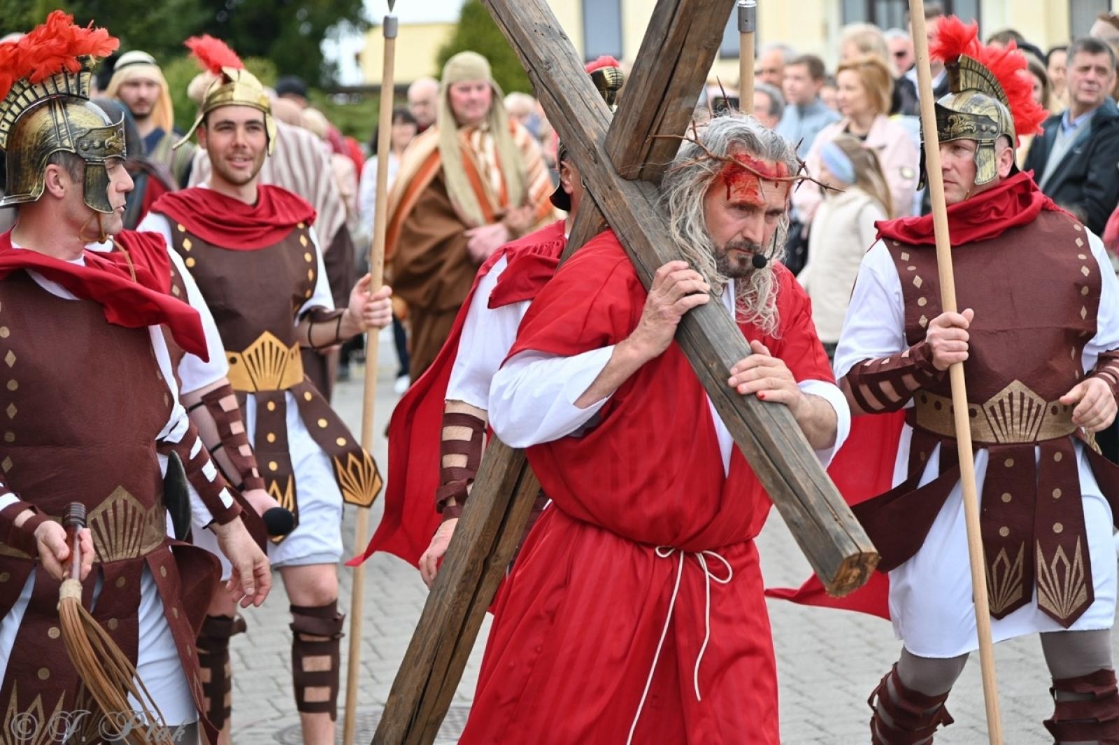 Zdjęcie w galerii na portalu naszraciborz.pl: Misterium Męki Pańskiej w Krzyżanowicach. Poruszające widowisko na pograniczu polsko-czeskim [FOTO i WIDEO] wiadomości z regionu