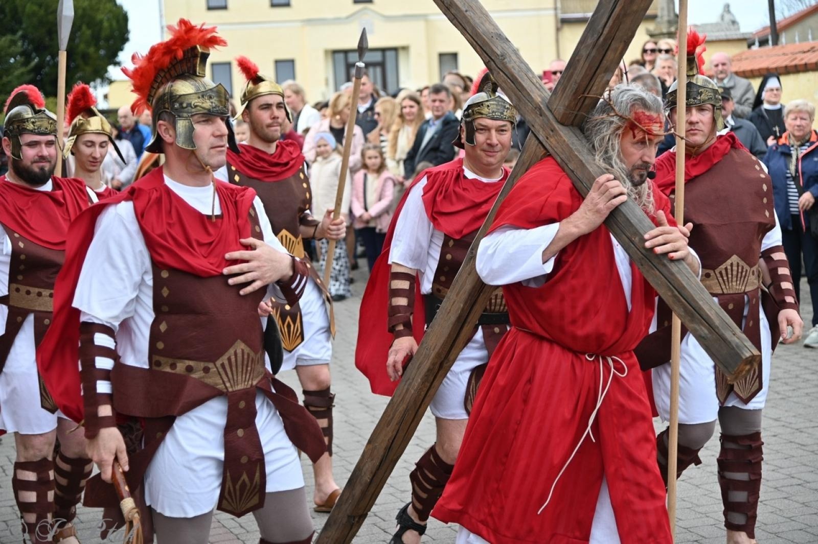 Zdjęcie w galerii na portalu naszraciborz.pl: Misterium Męki Pańskiej w Krzyżanowicach. Poruszające widowisko na pograniczu polsko-czeskim [FOTO i WIDEO] wiadomości z regionu