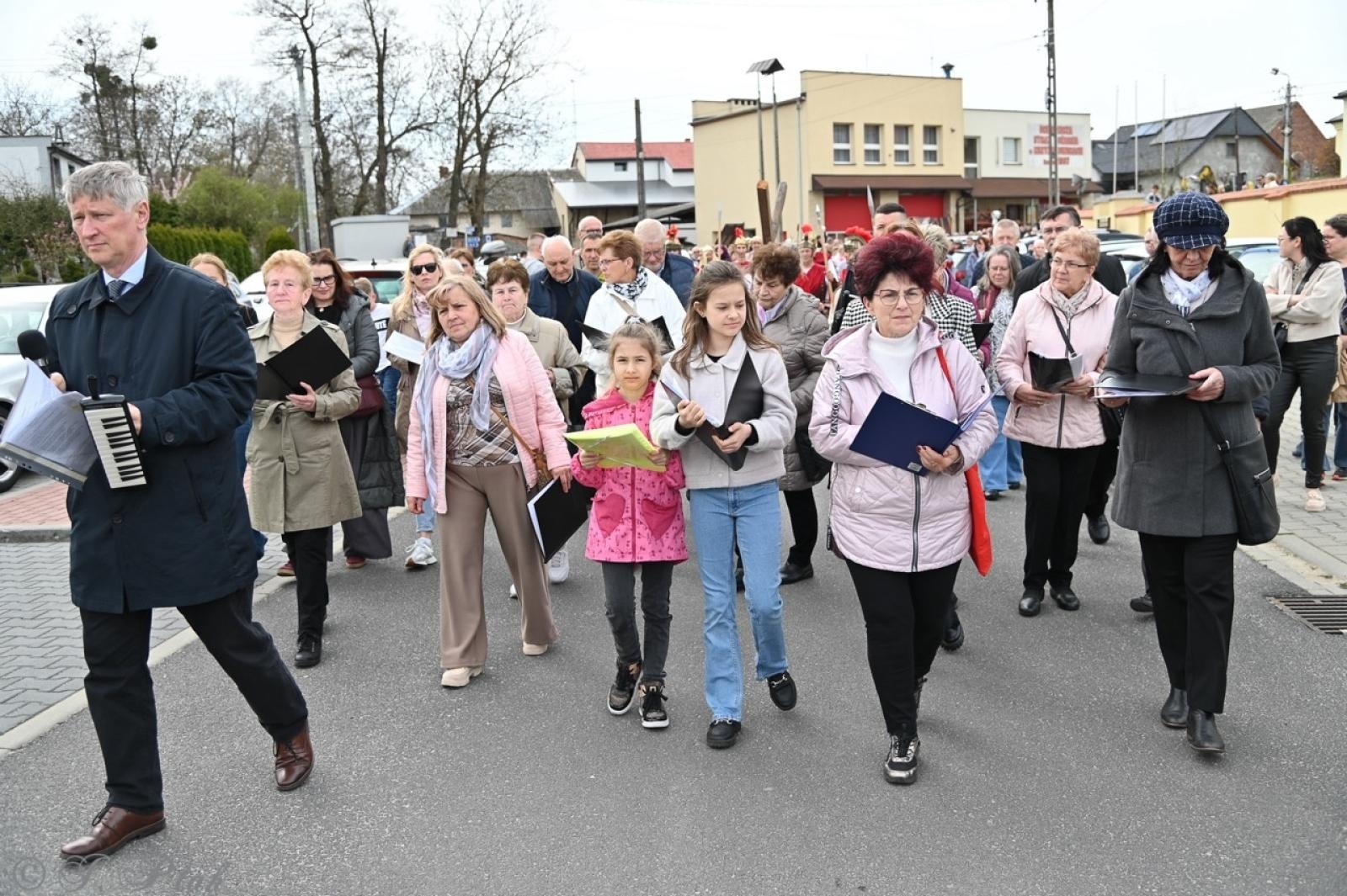 Zdjęcie w galerii na portalu naszraciborz.pl: Misterium Męki Pańskiej w Krzyżanowicach. Poruszające widowisko na pograniczu polsko-czeskim [FOTO i WIDEO] wiadomości z regionu